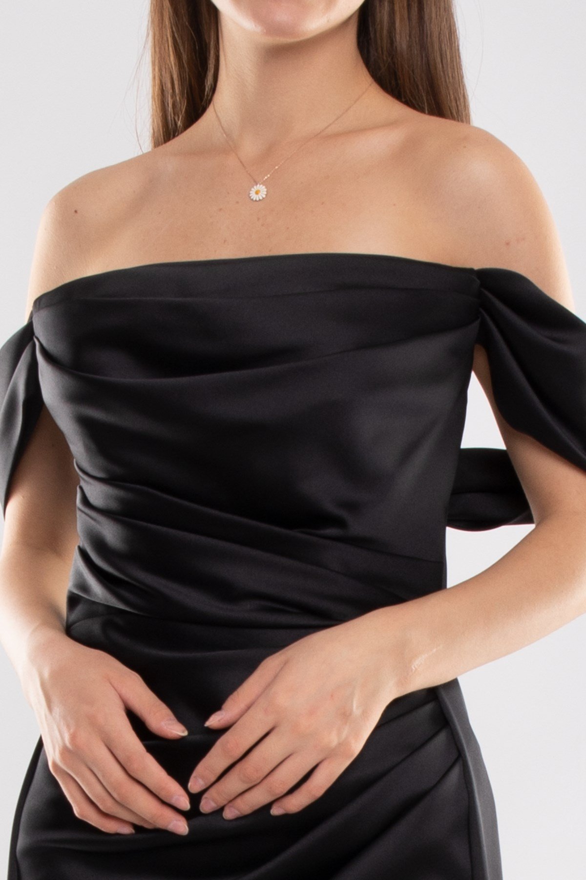 447 Straplez Drape Kol Detay İçi Kısa Kuyruklu Saten Elbise