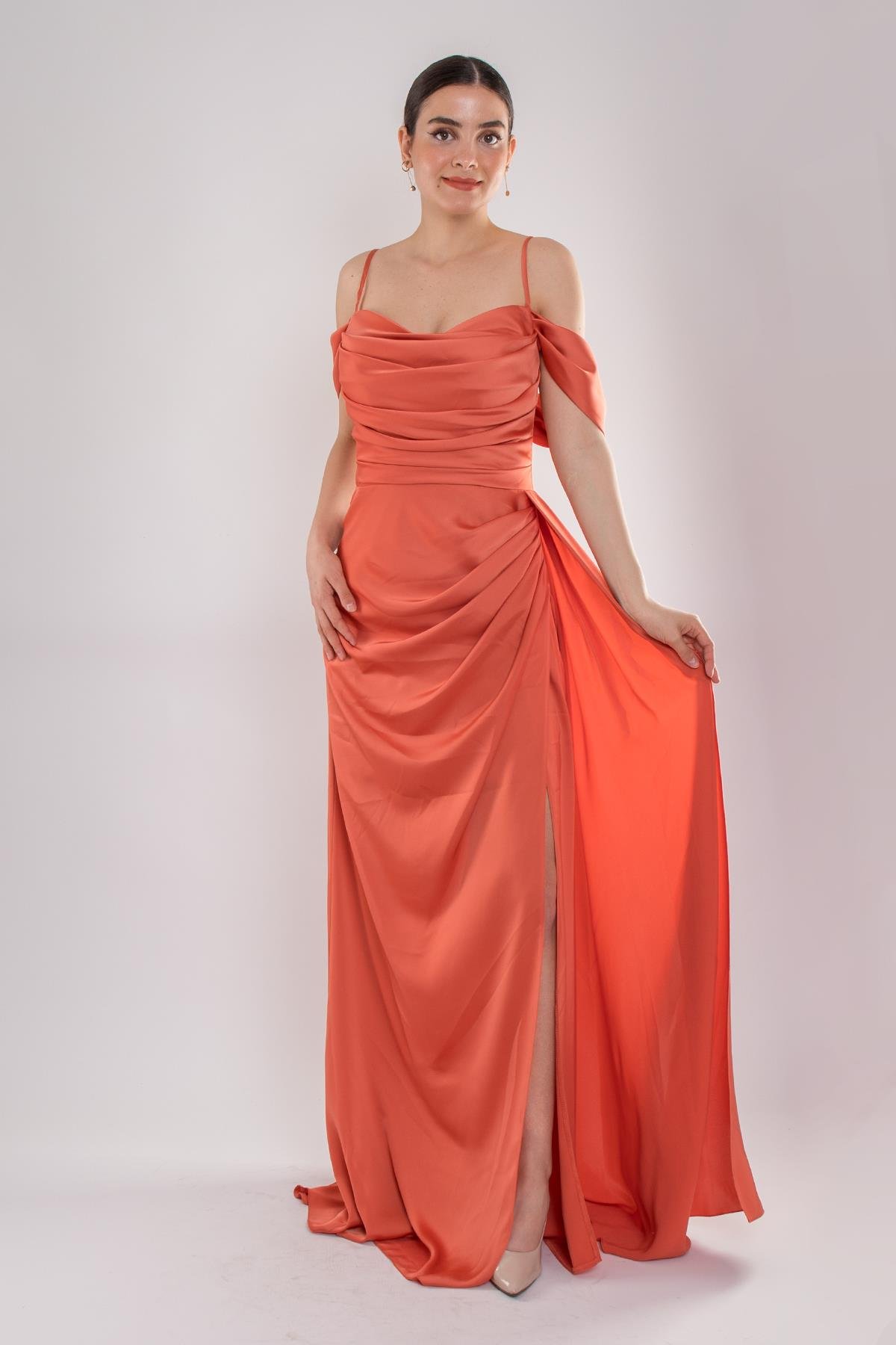 449 İp Askılı Şalyaka Kuyruklu Uzun Saten Elbise