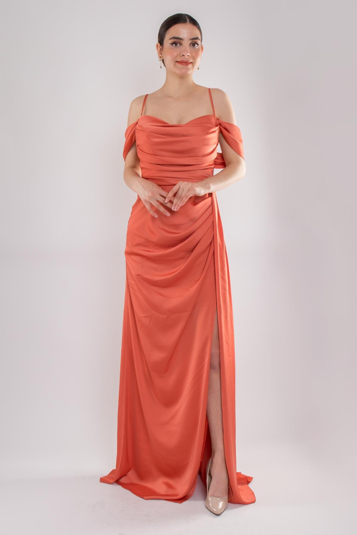 449 İp Askılı Şalyaka Kuyruklu Uzun Saten Elbise