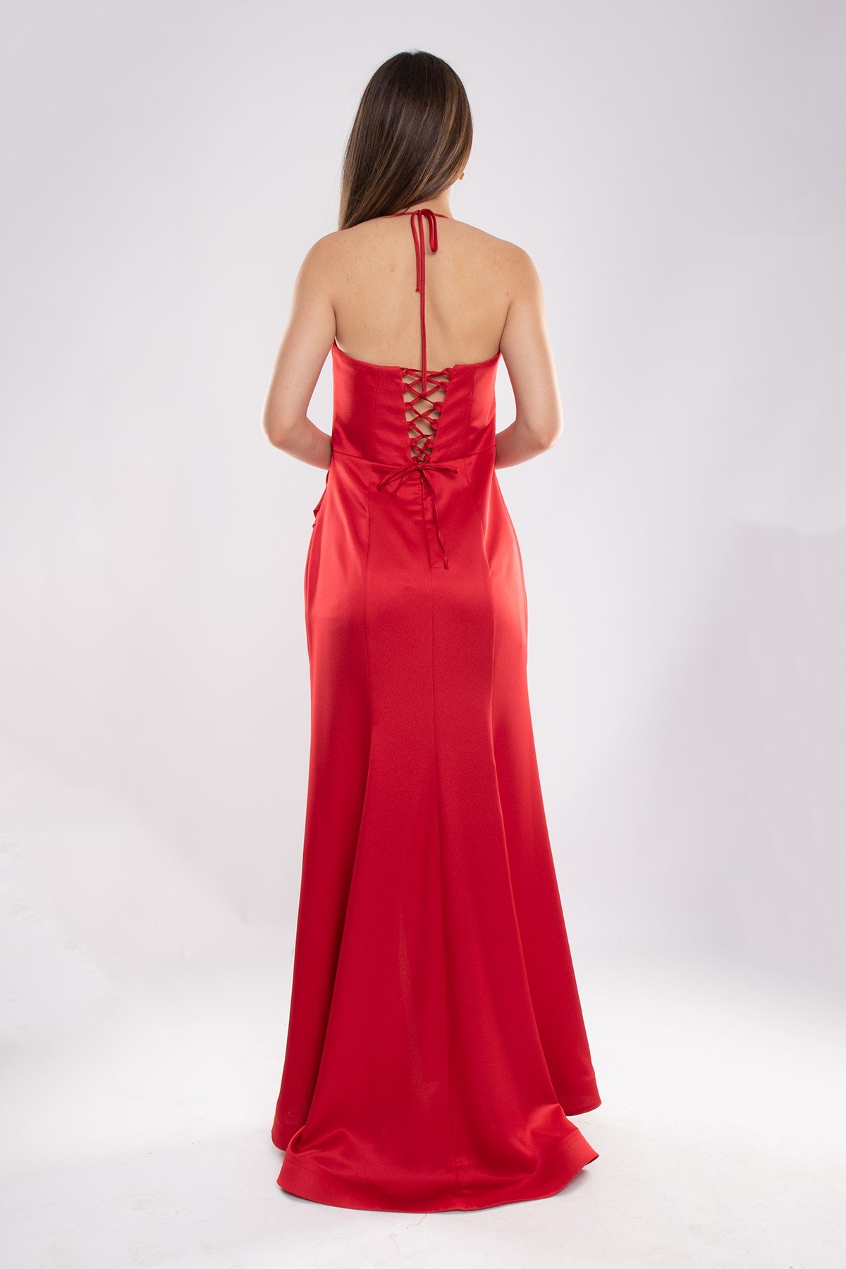 450 Straplez Sırtı İpli Yanı Drape Yırtmaçlı Uzun Saten Elbise