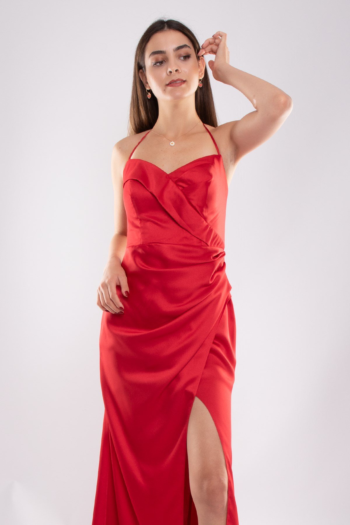 450 Straplez Sırtı İpli Yanı Drape Yırtmaçlı Uzun Saten Elbise