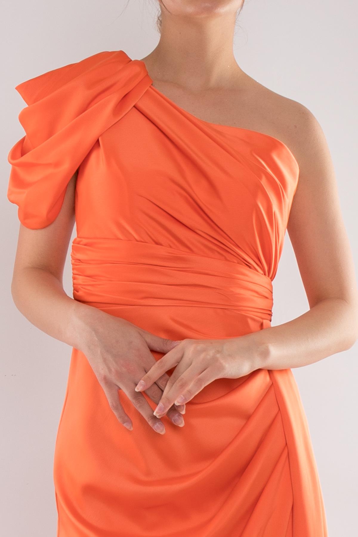 465 Tek Omuz Beli Drape Kuyruklu Saten Uzun Elbise