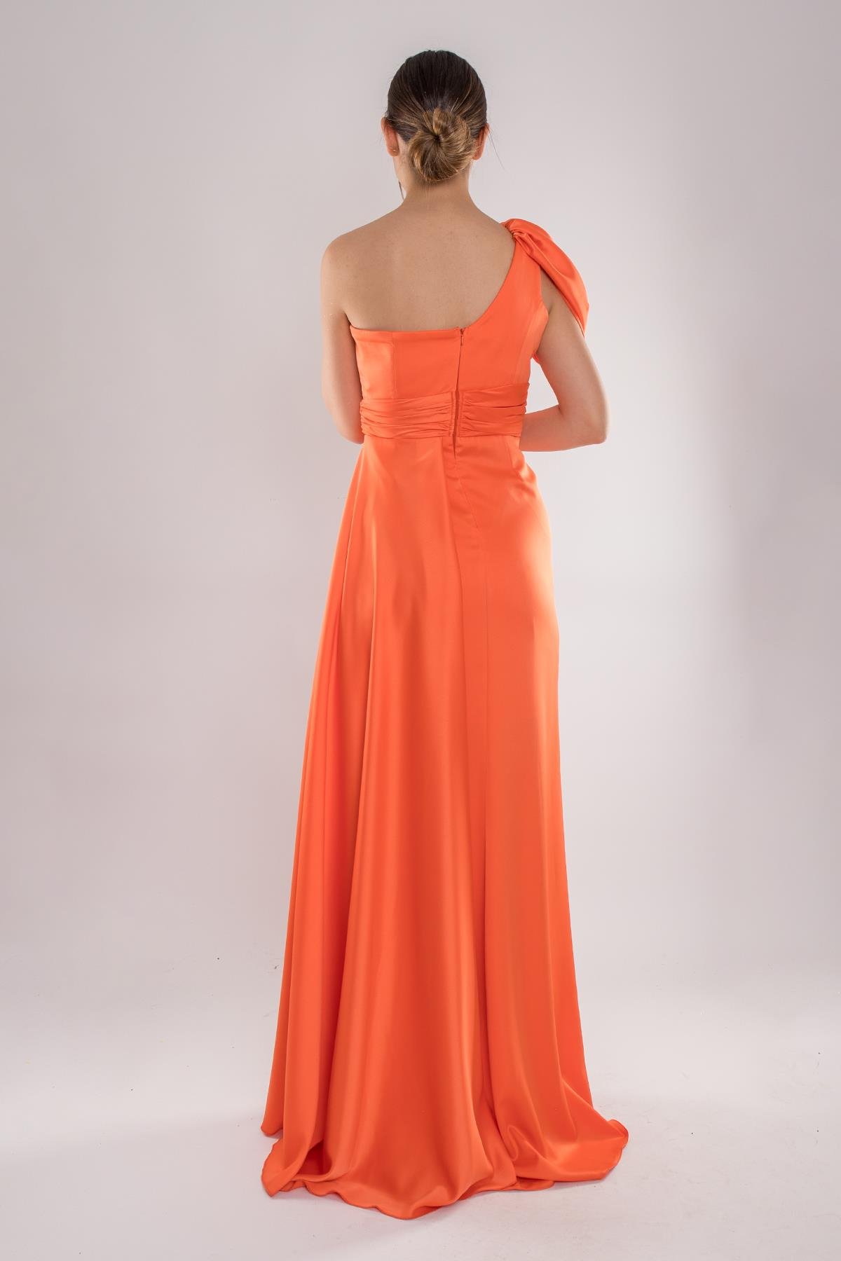 465 Tek Omuz Beli Drape Kuyruklu Saten Uzun Elbise