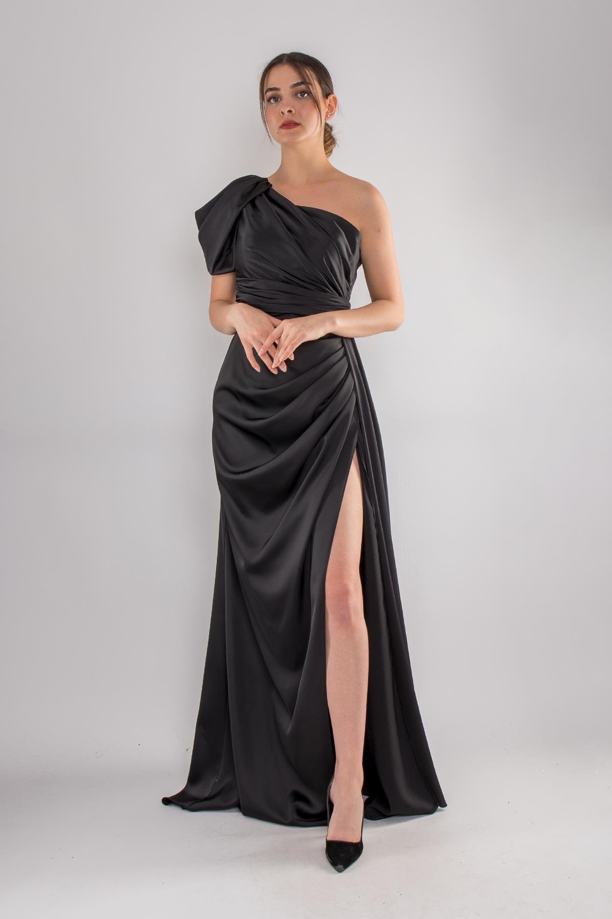 465 Tek Omuz Beli Drape Kuyruklu Saten Uzun Elbise