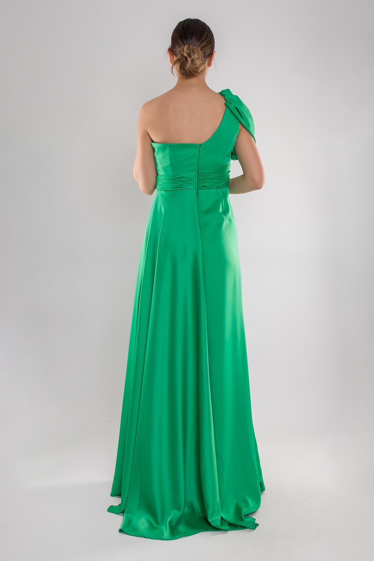 465 Tek Omuz Beli Drape Kuyruklu Saten Uzun Elbise