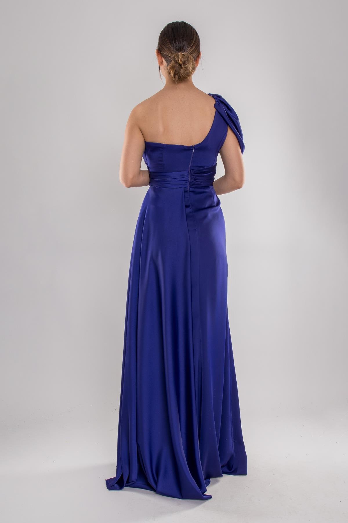 465 Tek Omuz Beli Drape Kuyruklu Saten Uzun Elbise