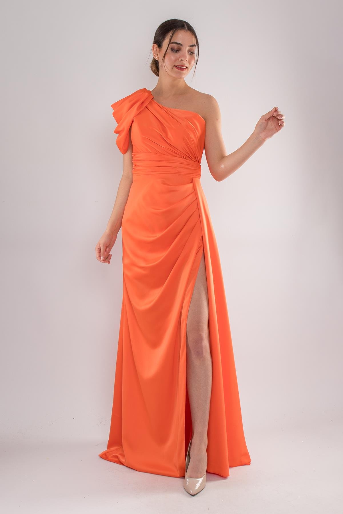 465 Tek Omuz Beli Drape Kuyruklu Saten Uzun Elbise
