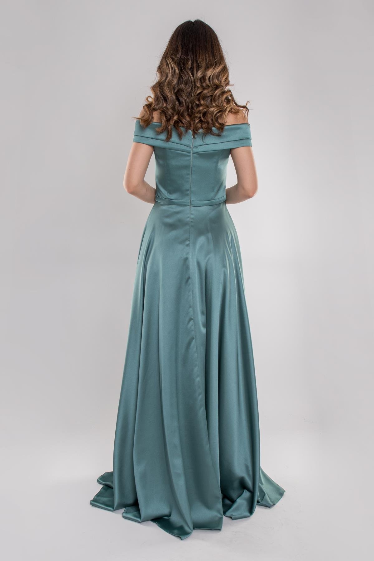 4667 Madonna Yaka Yırtmaçlı Uzun Saten Elbise