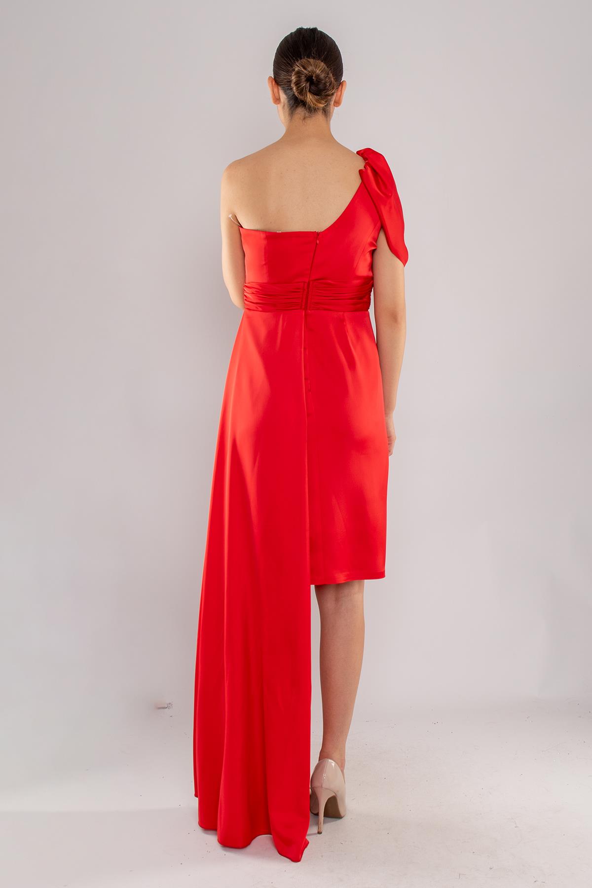 474 Tek Omuz Beli Drape Kuyruklu Kısa Saten Elbise