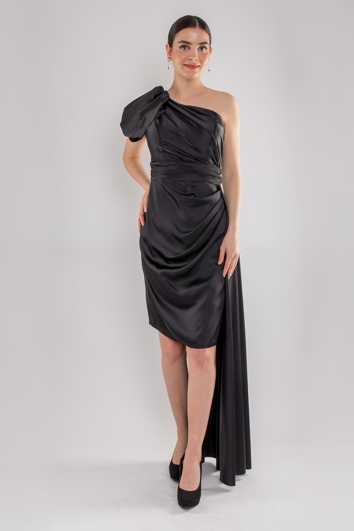 474 Tek Omuz Beli Drape Kuyruklu Kısa Saten Elbise