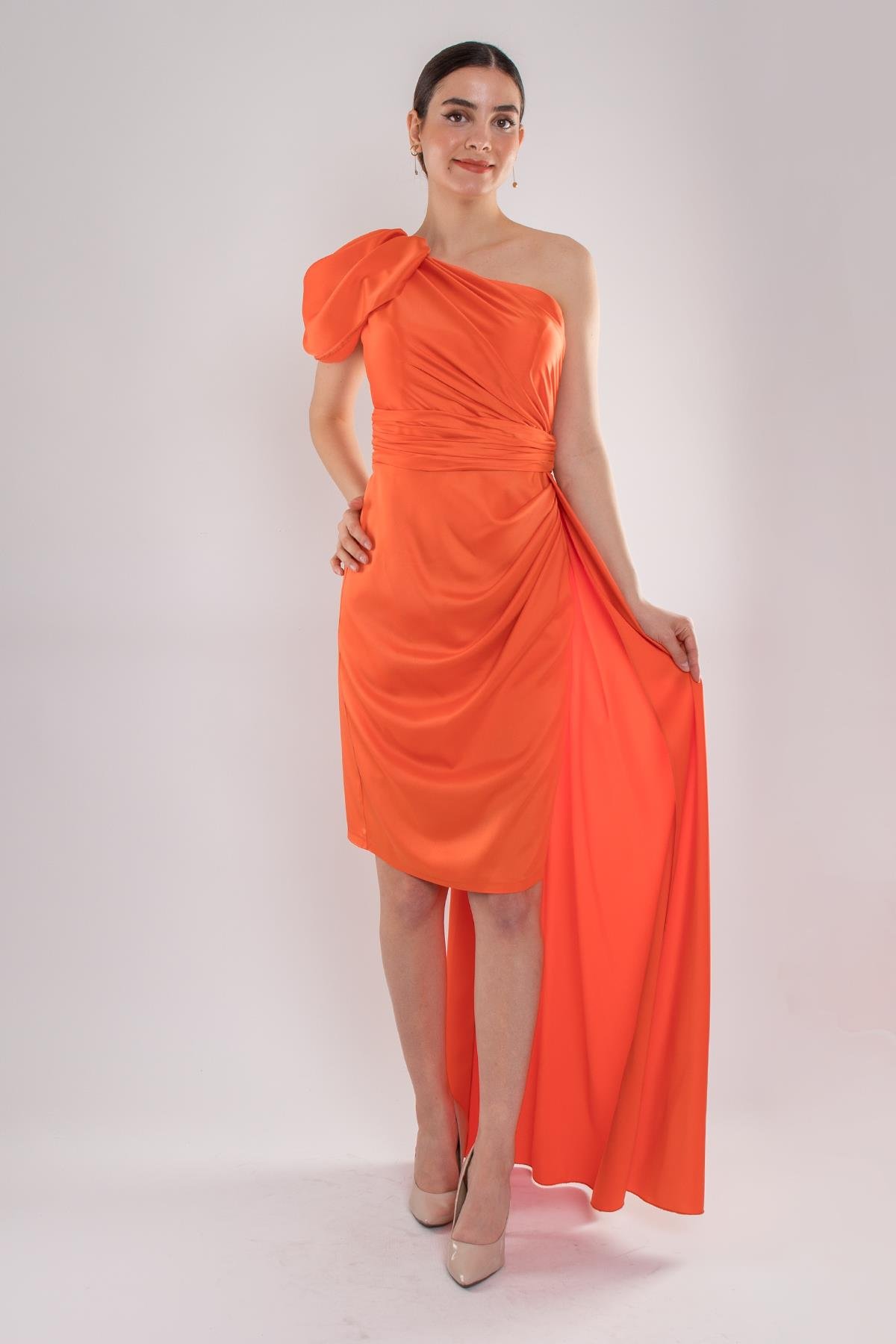 474 Tek Omuz Beli Drape Kuyruklu Kısa Saten Elbise