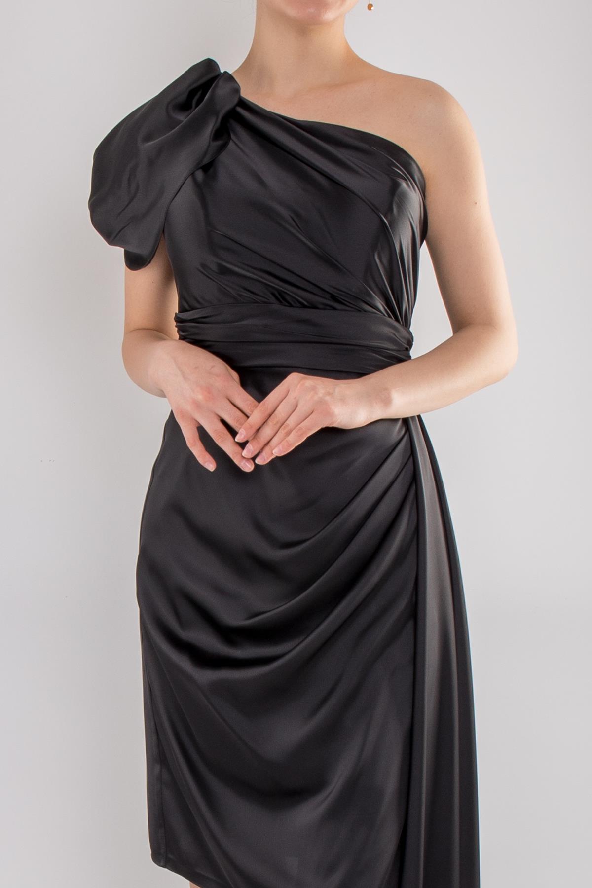 474 Tek Omuz Beli Drape Kuyruklu Kısa Saten Elbise