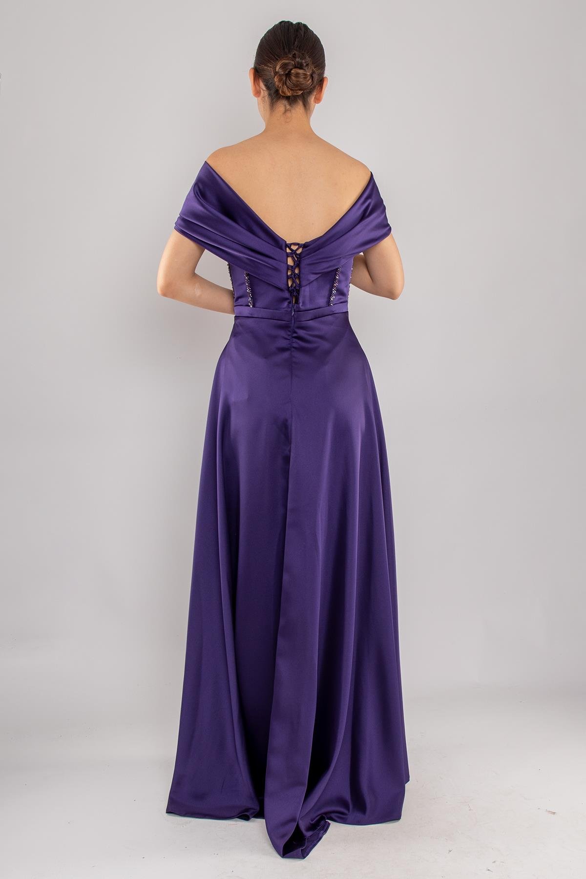 475 Kayık Yaka Detay Sırtı İpli Boncuk İşleme Uzun Saten Elbise