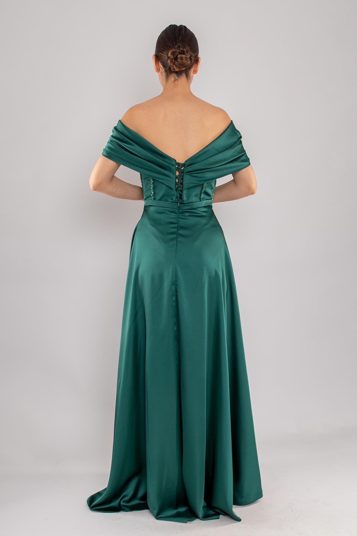 475 Kayık Yaka Detay Sırtı İpli Boncuk İşleme Uzun Saten Elbise