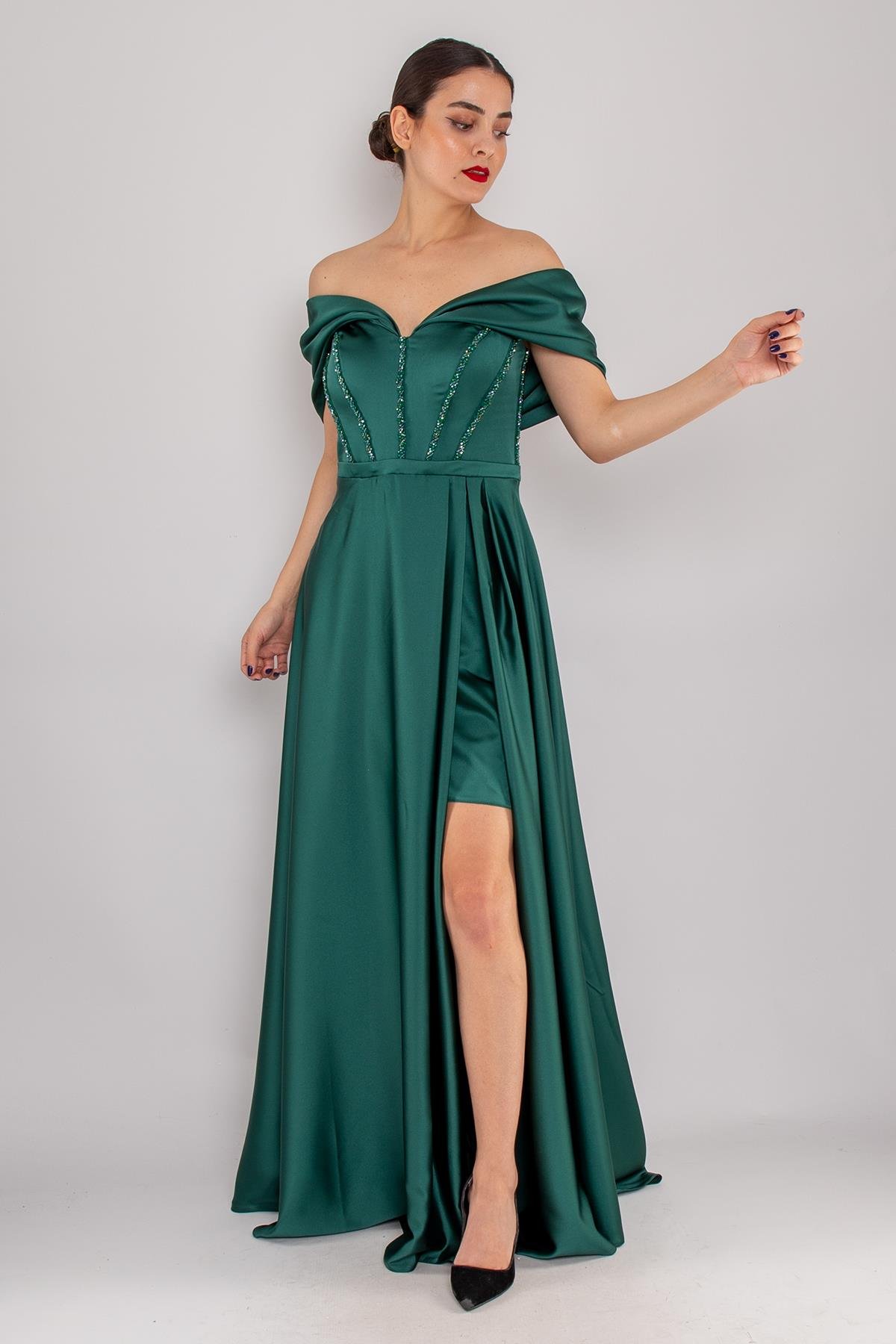 475 Kayık Yaka Detay Sırtı İpli Boncuk İşleme Uzun Saten Elbise