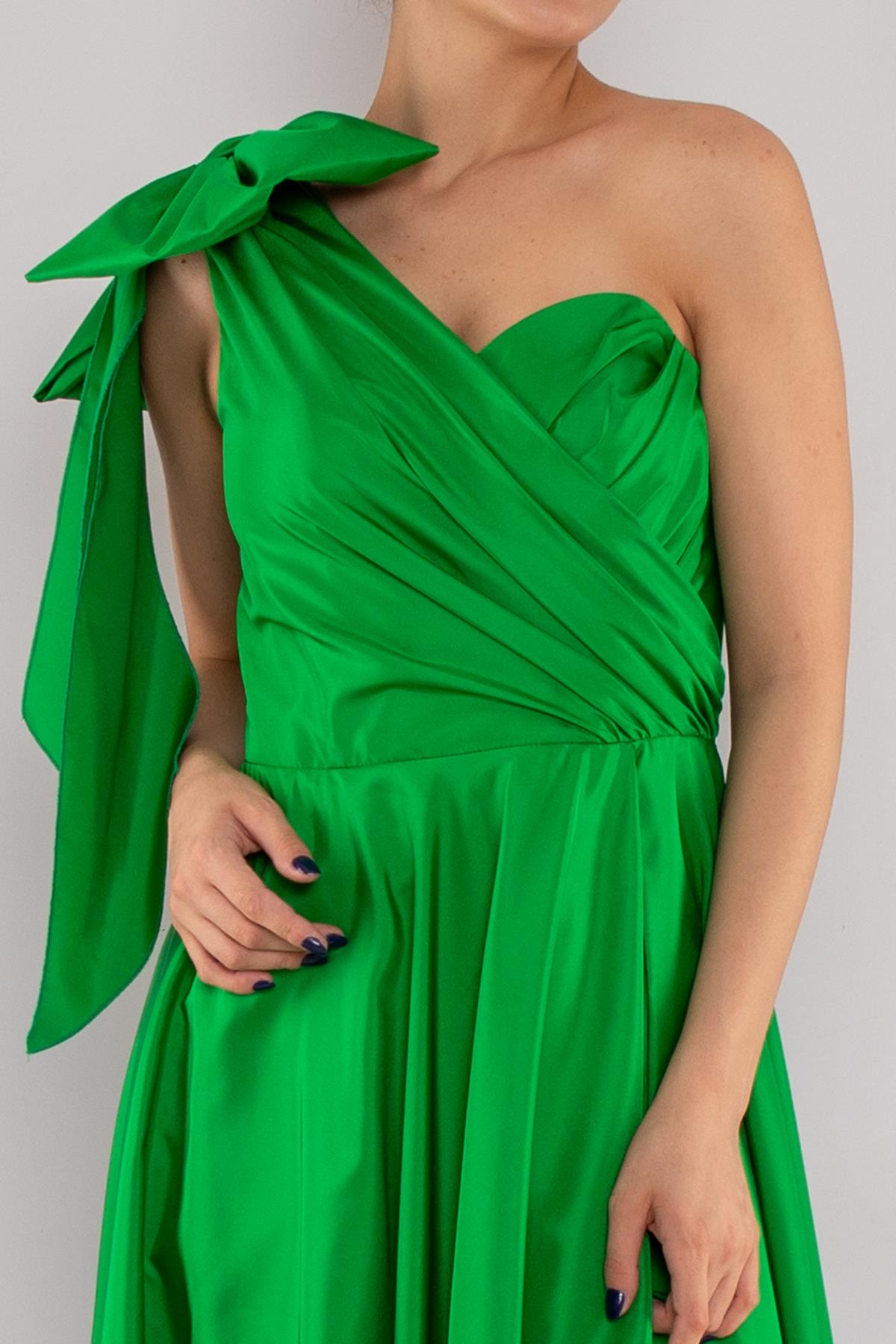 477 Tek Omuz Kloş Etek Tafta Uzun Abiye