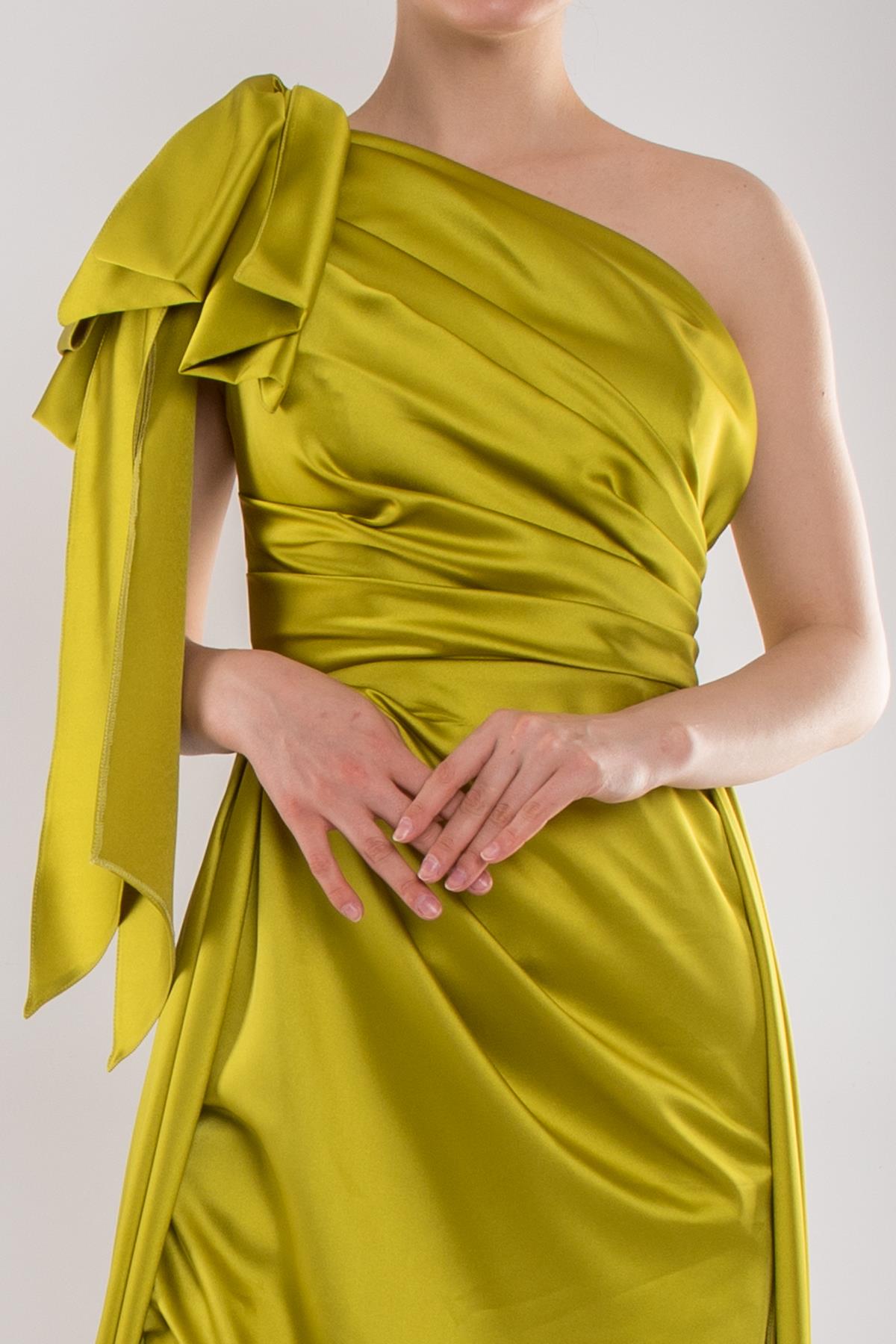 478 Tek Omuz Fiyonk Beli Drape Yırtmaçlı Uzun Saten Elbise