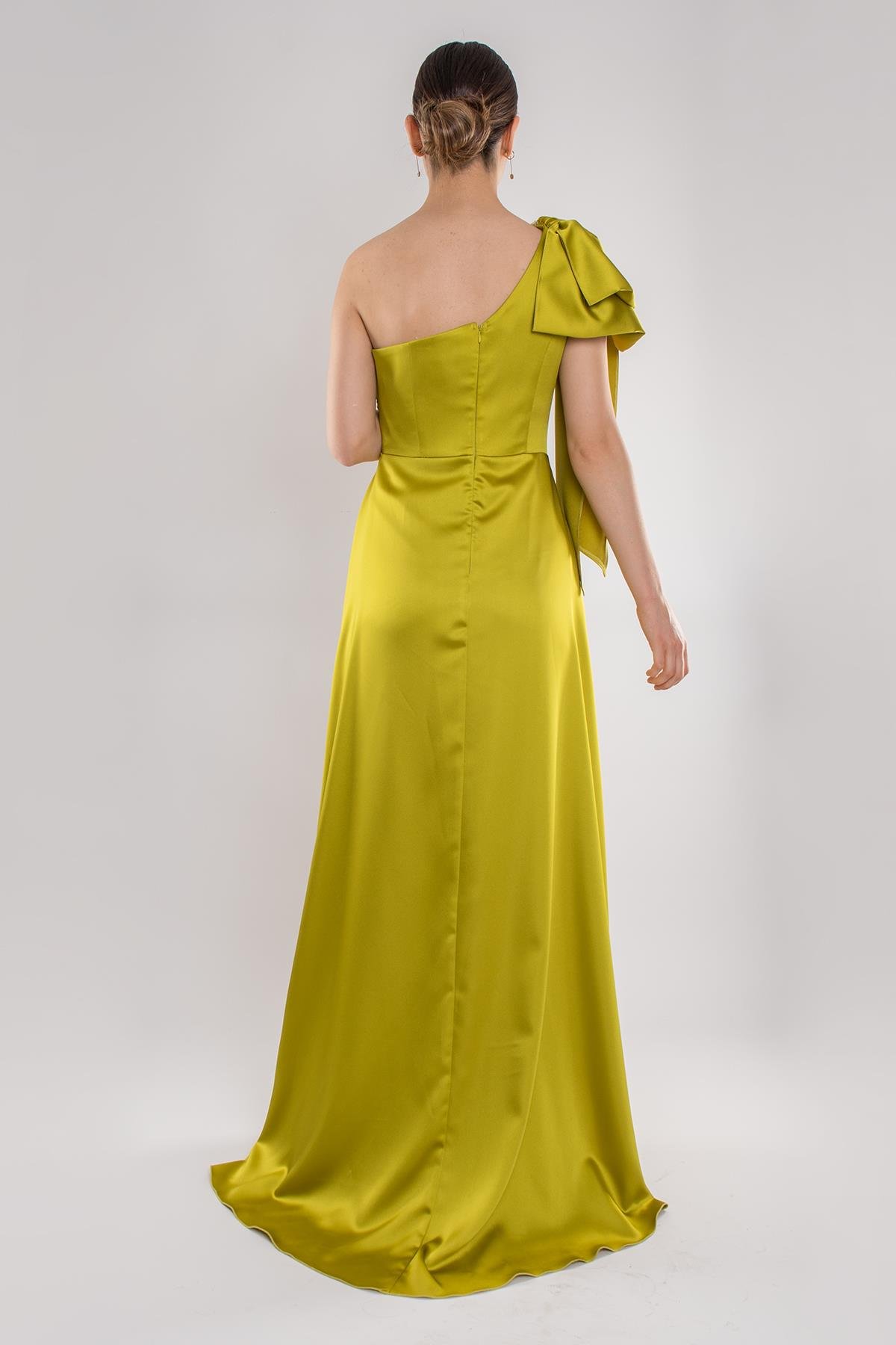 478 Tek Omuz Fiyonk Beli Drape Yırtmaçlı Uzun Saten Elbise