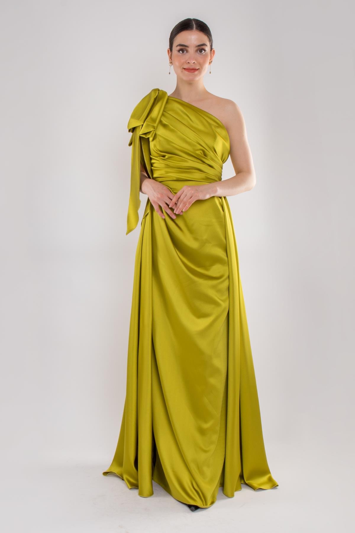 478 Tek Omuz Fiyonk Beli Drape Yırtmaçlı Uzun Saten Elbise