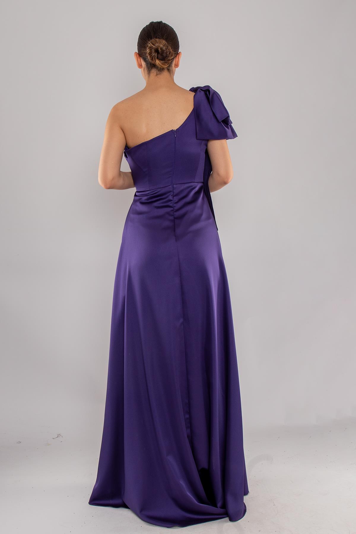 478 Tek Omuz Fiyonk Beli Drape Yırtmaçlı Uzun Saten Elbise