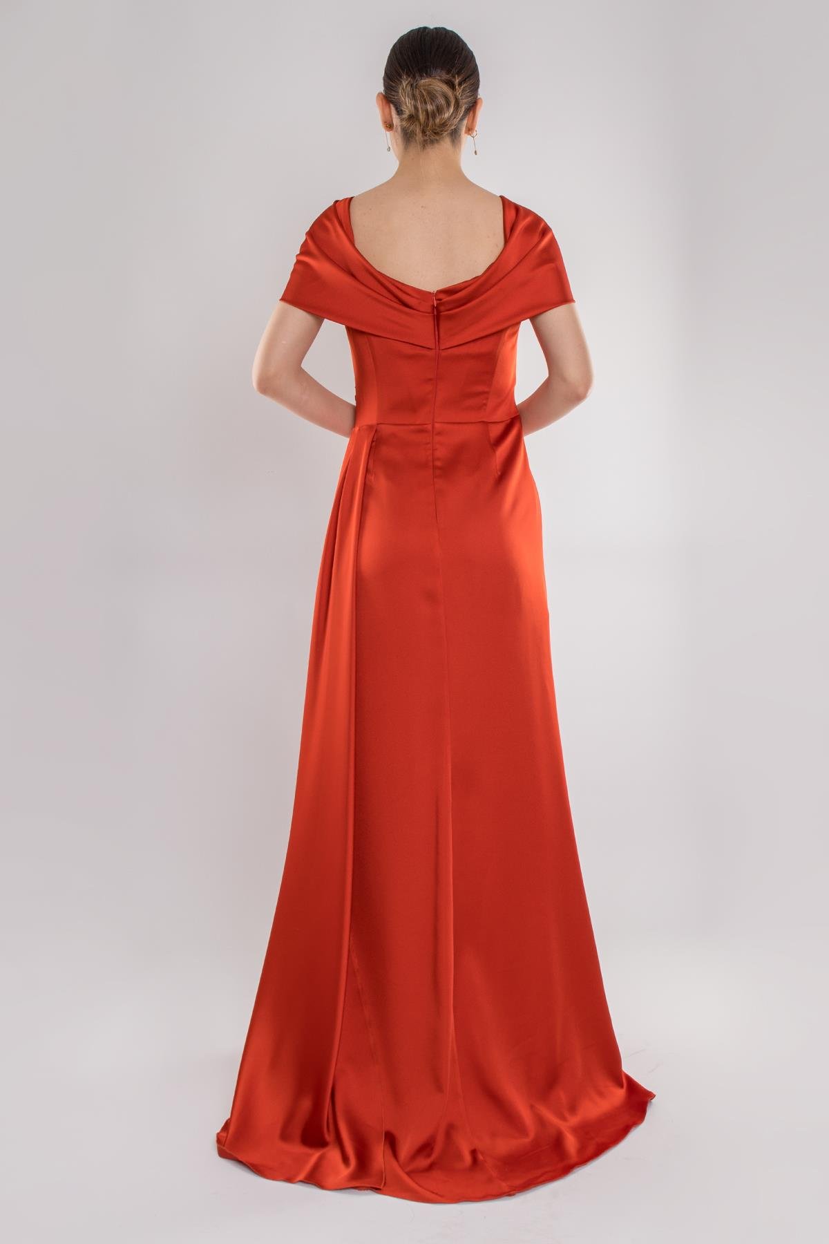 480 Helen Yaka Drapeli Yırtmaçlı Uzun Saten Elbise