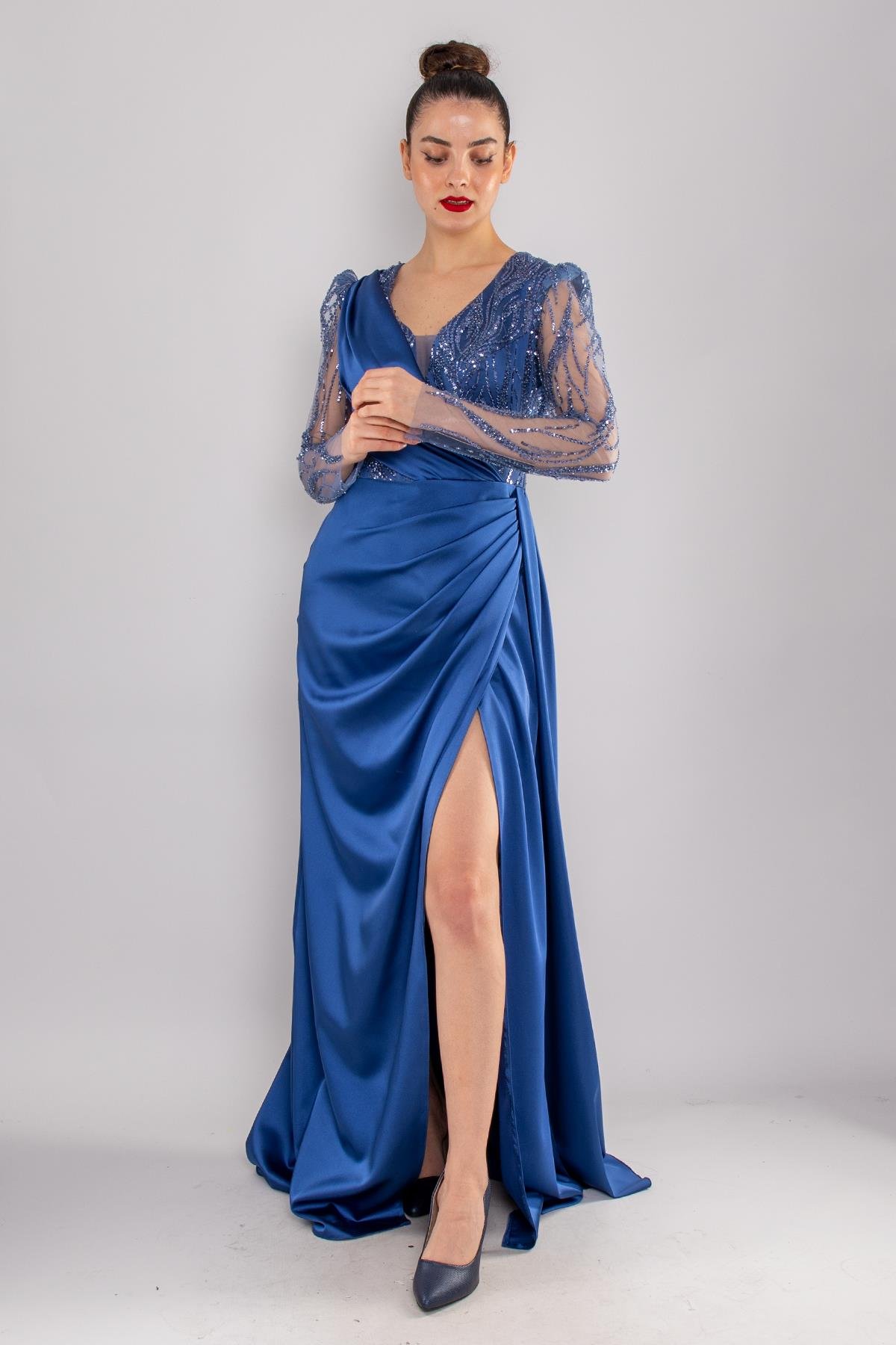 486 Payetli Tül Kol Kruvaze Yaka Drapeli Uzun Saten Elbise