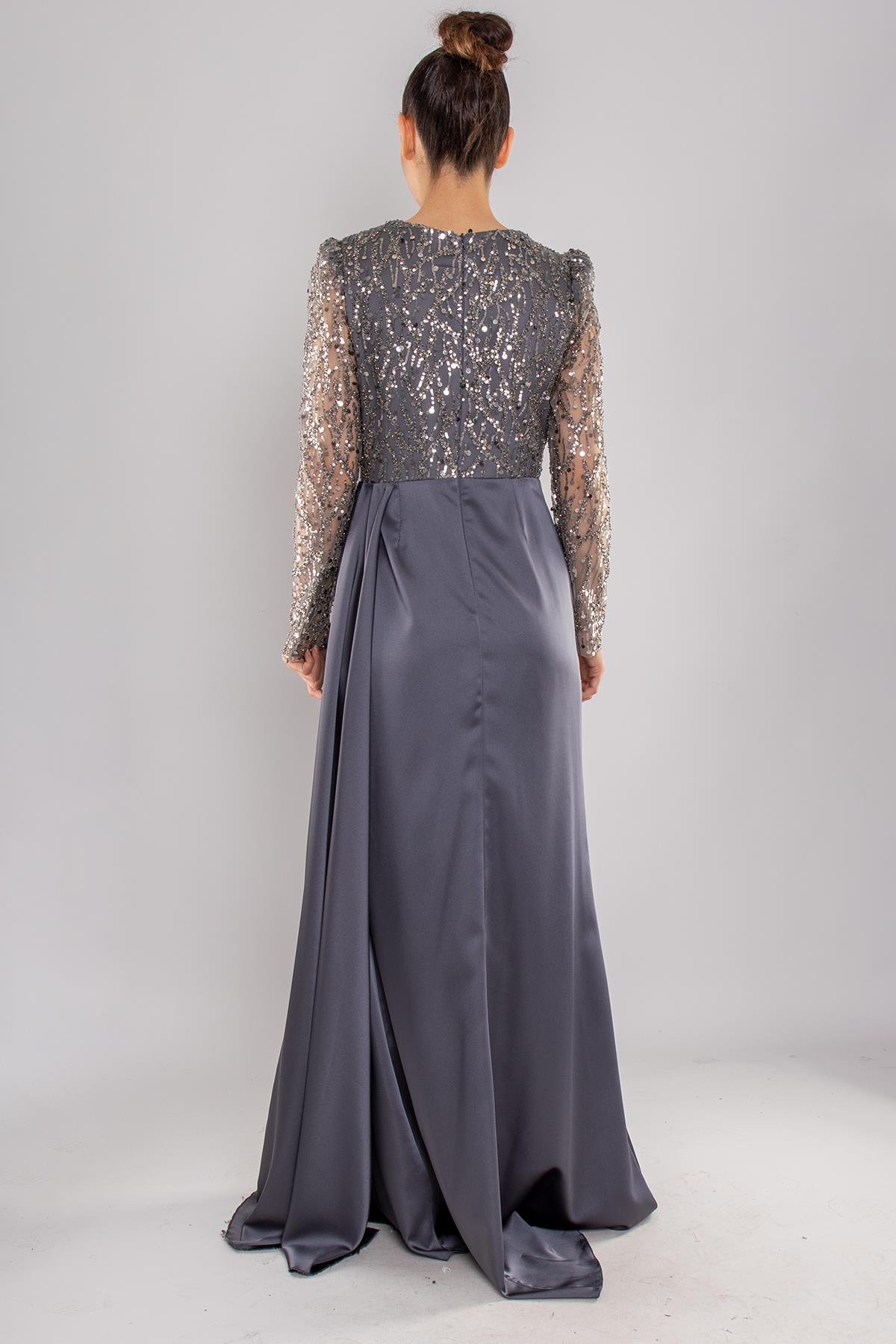 486 Payetli Tül Kol Kruvaze Yaka Drapeli Uzun Saten Elbise