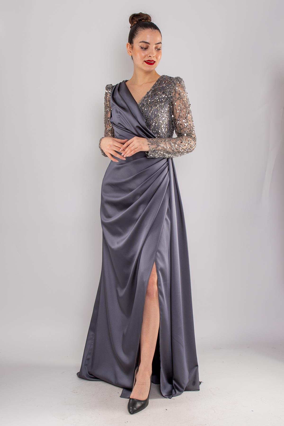 486 Payetli Tül Kol Kruvaze Yaka Drapeli Uzun Saten Elbise