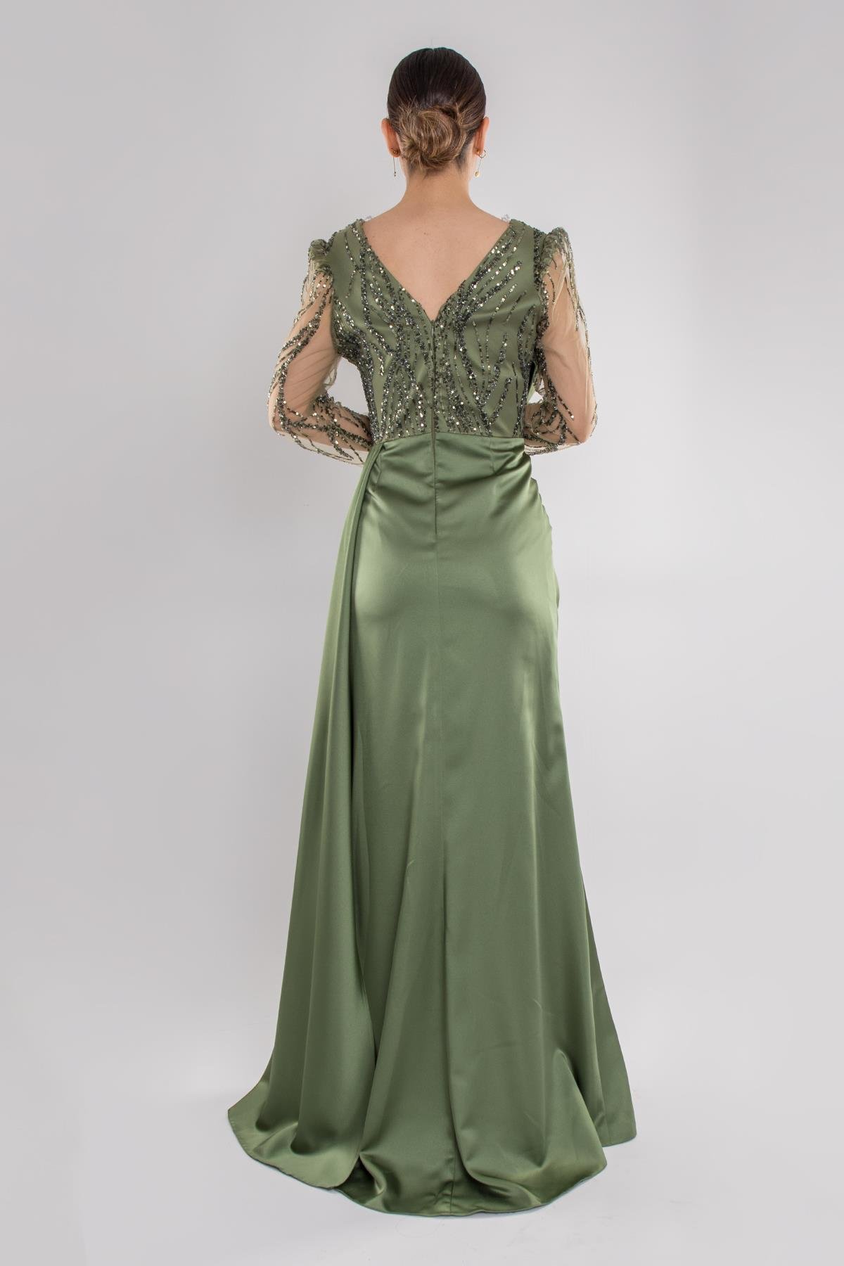 486 Payetli Tül Kol Kruvaze Yaka Drapeli Uzun Saten Elbise