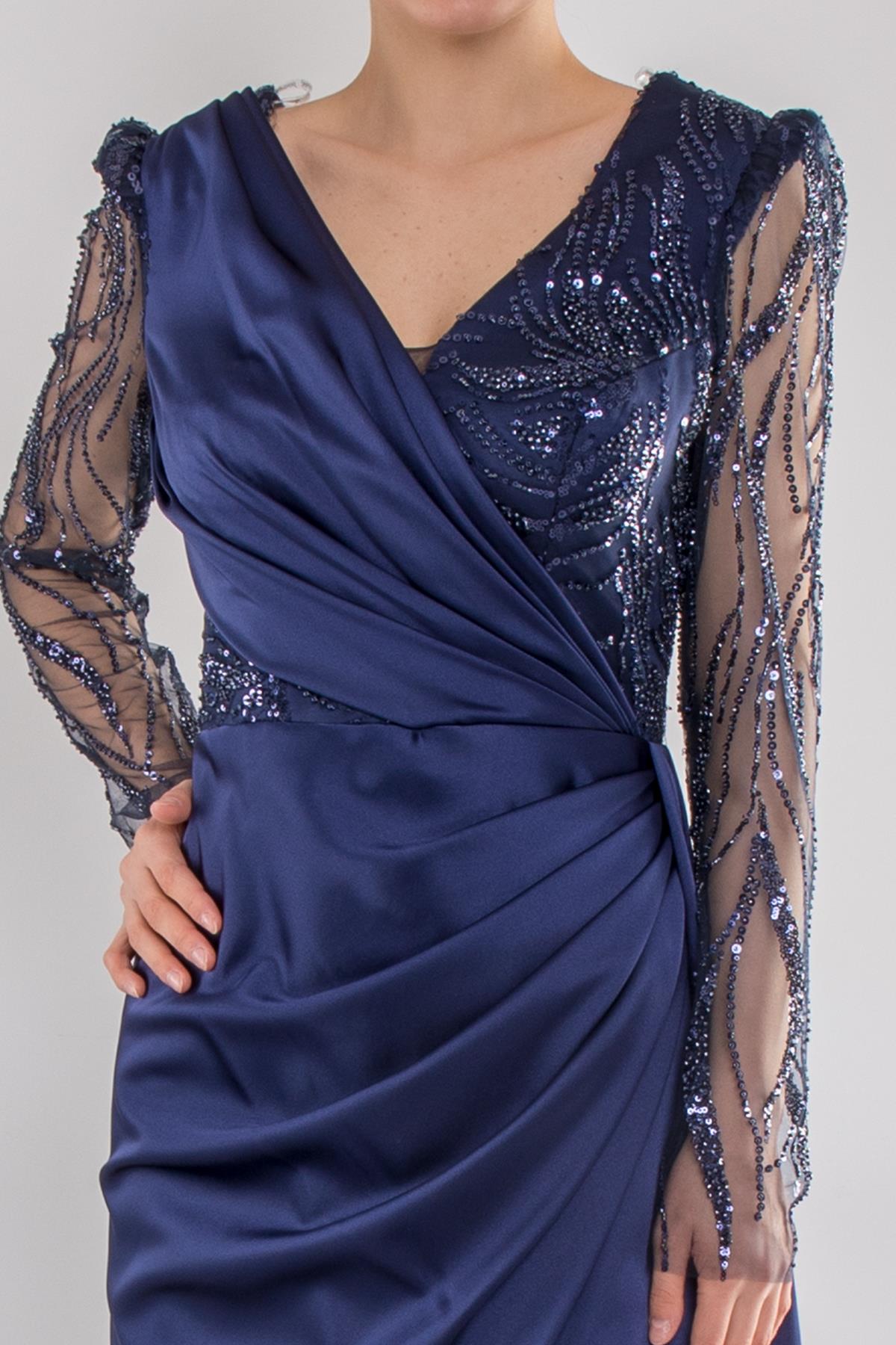 486 Payetli Tül Kol Kruvaze Yaka Drapeli Uzun Saten Elbise