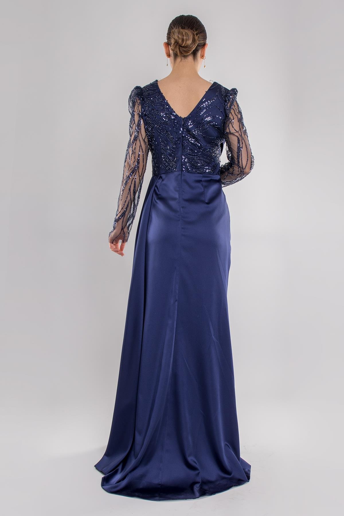 486 Payetli Tül Kol Kruvaze Yaka Drapeli Uzun Saten Elbise