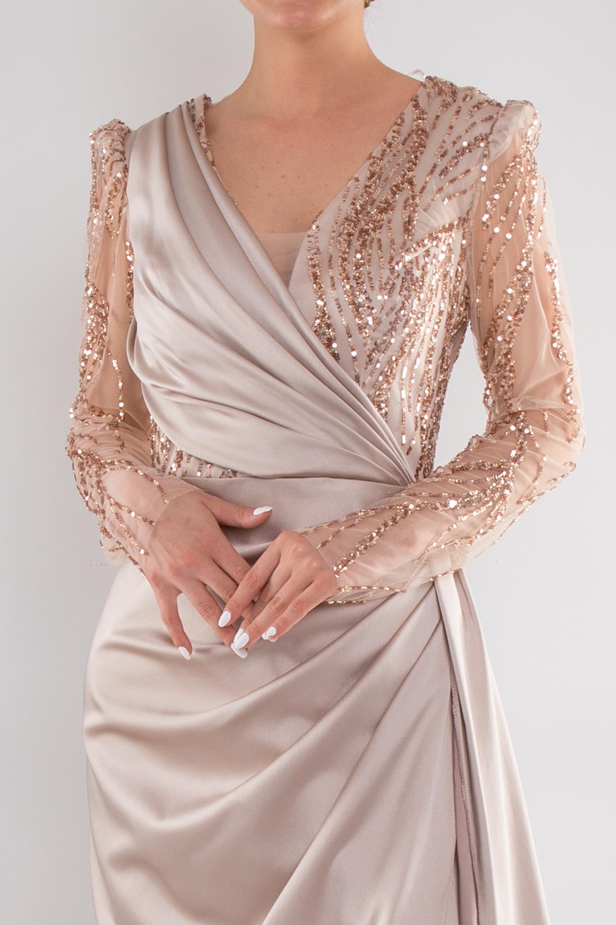 486 Payetli Tül Kol Kruvaze Yaka Drapeli Uzun Saten Elbise