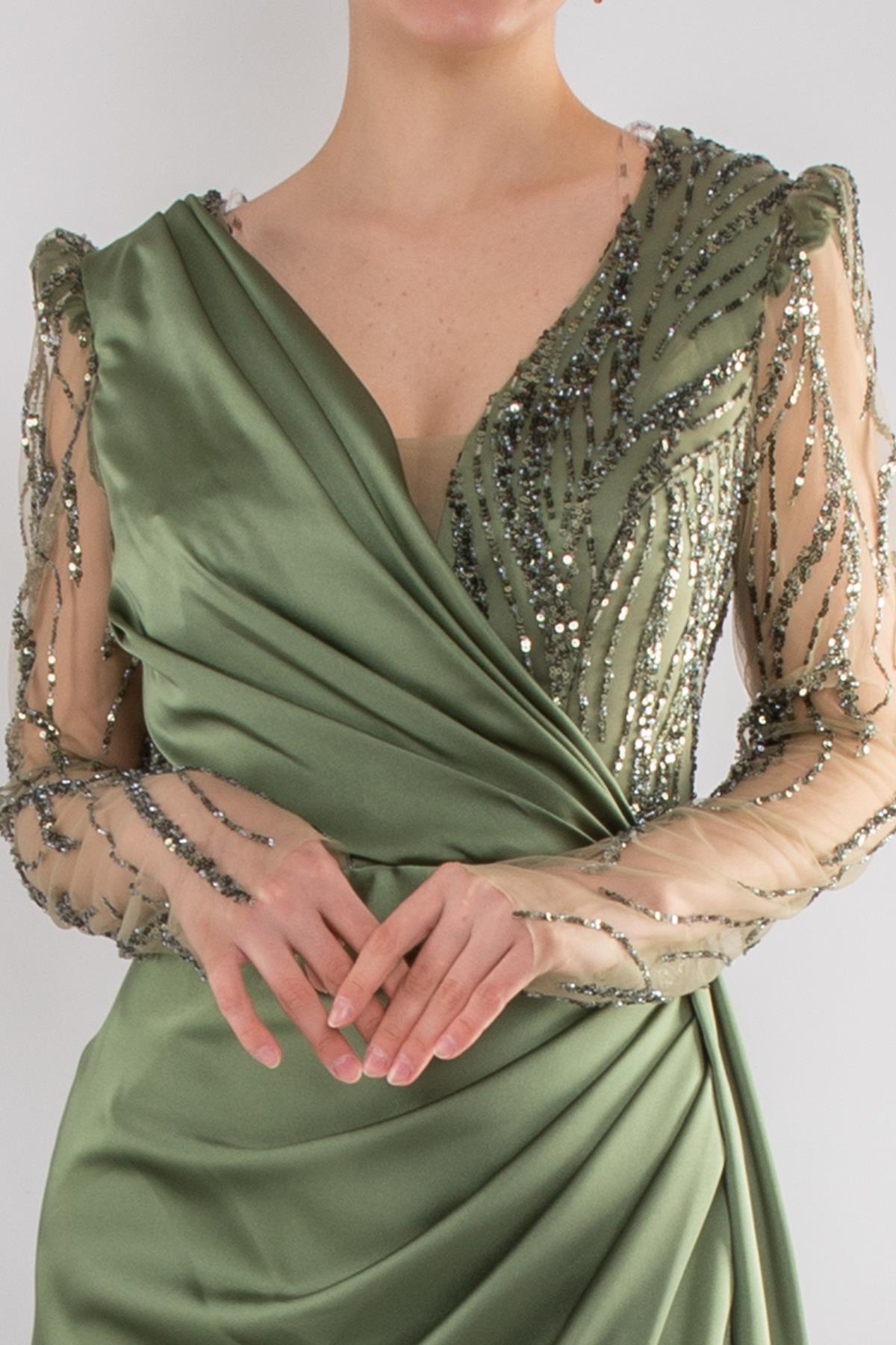 486 Payetli Tül Kol Kruvaze Yaka Drapeli Uzun Saten Elbise