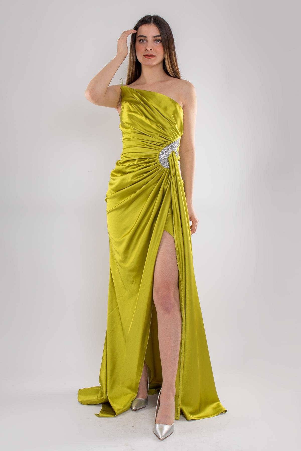 5029 Tek Omuz Beli Drape Taş Detay Uzun Saten Elbise