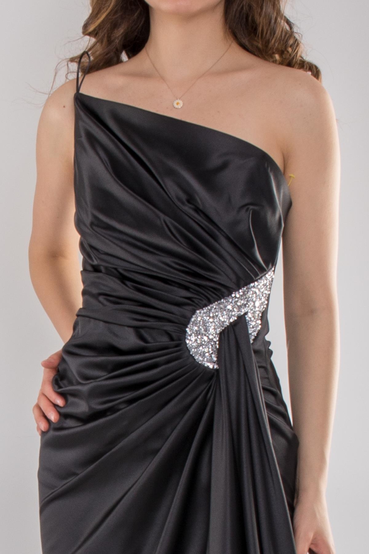 5029 Tek Omuz Beli Drape Taş Detay Uzun Saten Elbise
