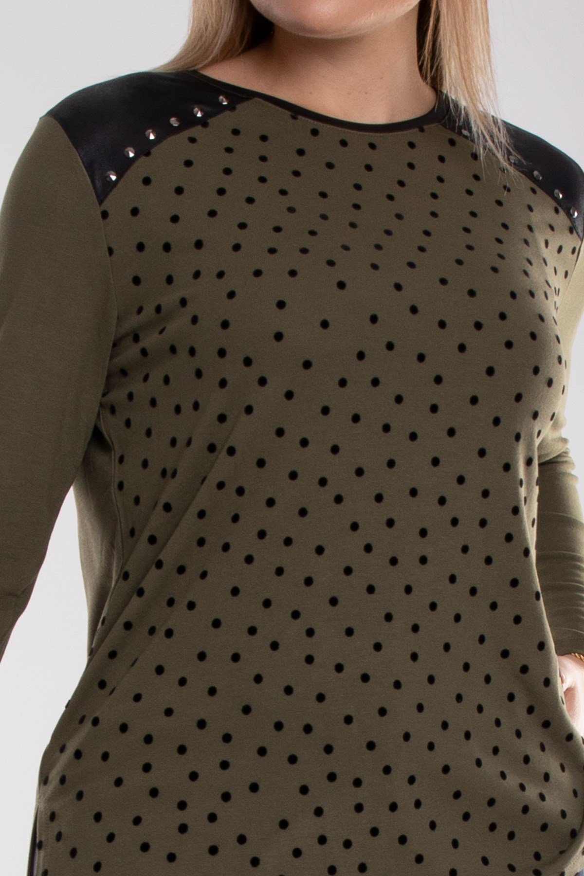 5037 Büyük Beden Omuz Deri ve Zımbalı Kadife Puantiyeli Viscon Kadın Bluz