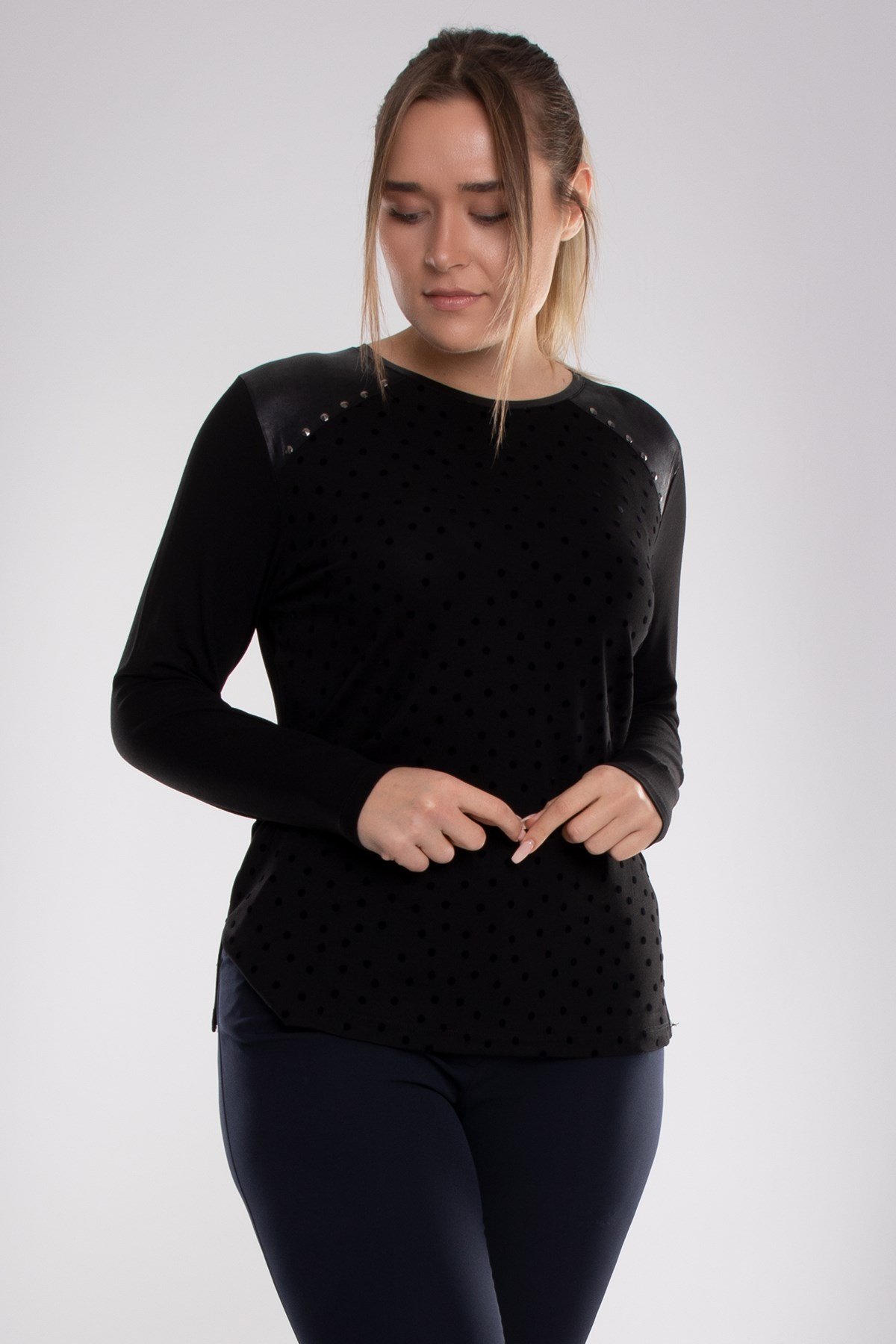 5037 Büyük Beden Omuz Deri ve Zımbalı Kadife Puantiyeli Viscon Kadın Bluz