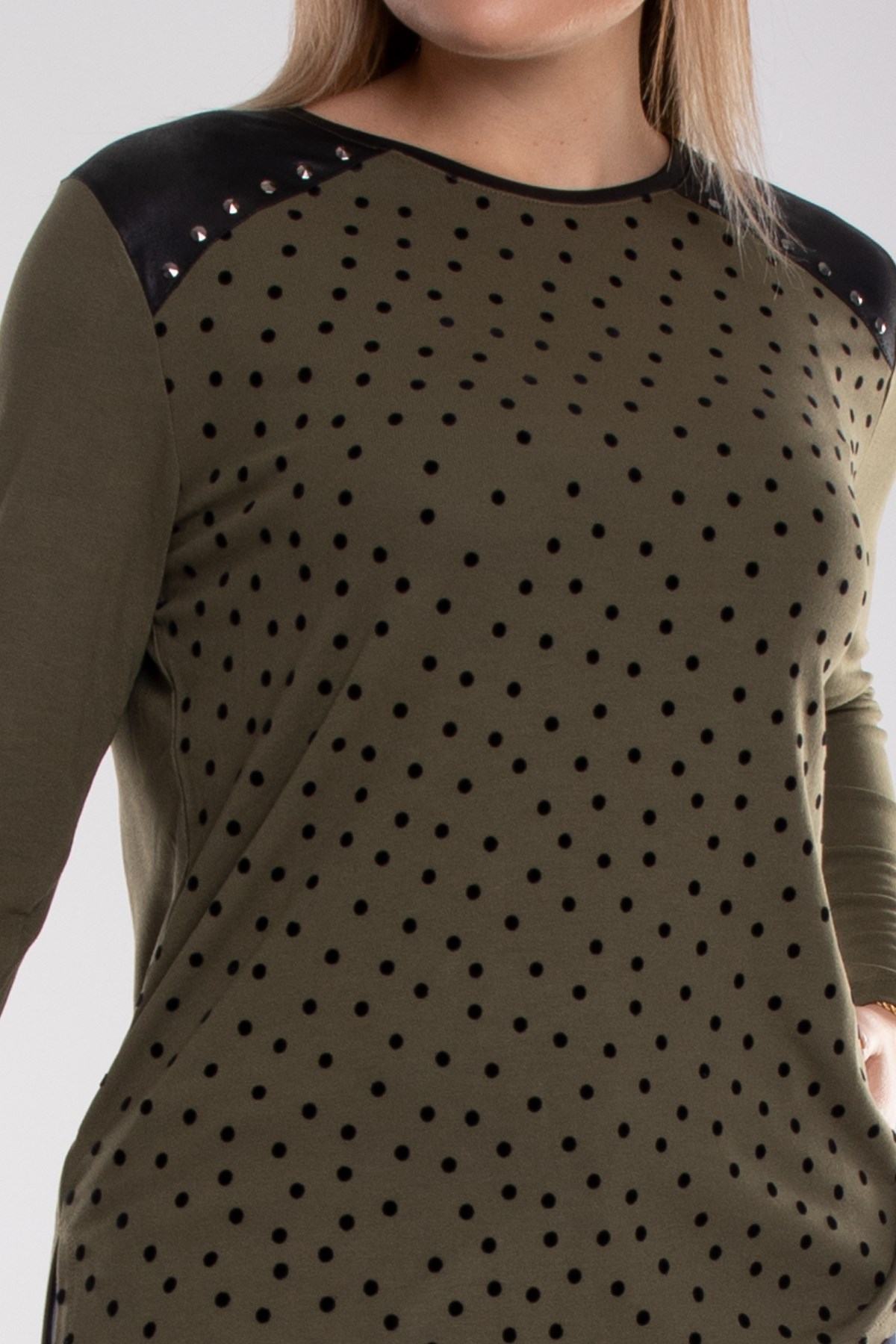 5037 Büyük Beden Omuz Deri ve Zımbalı Kadife Puantiyeli Viscon Kadın Bluz