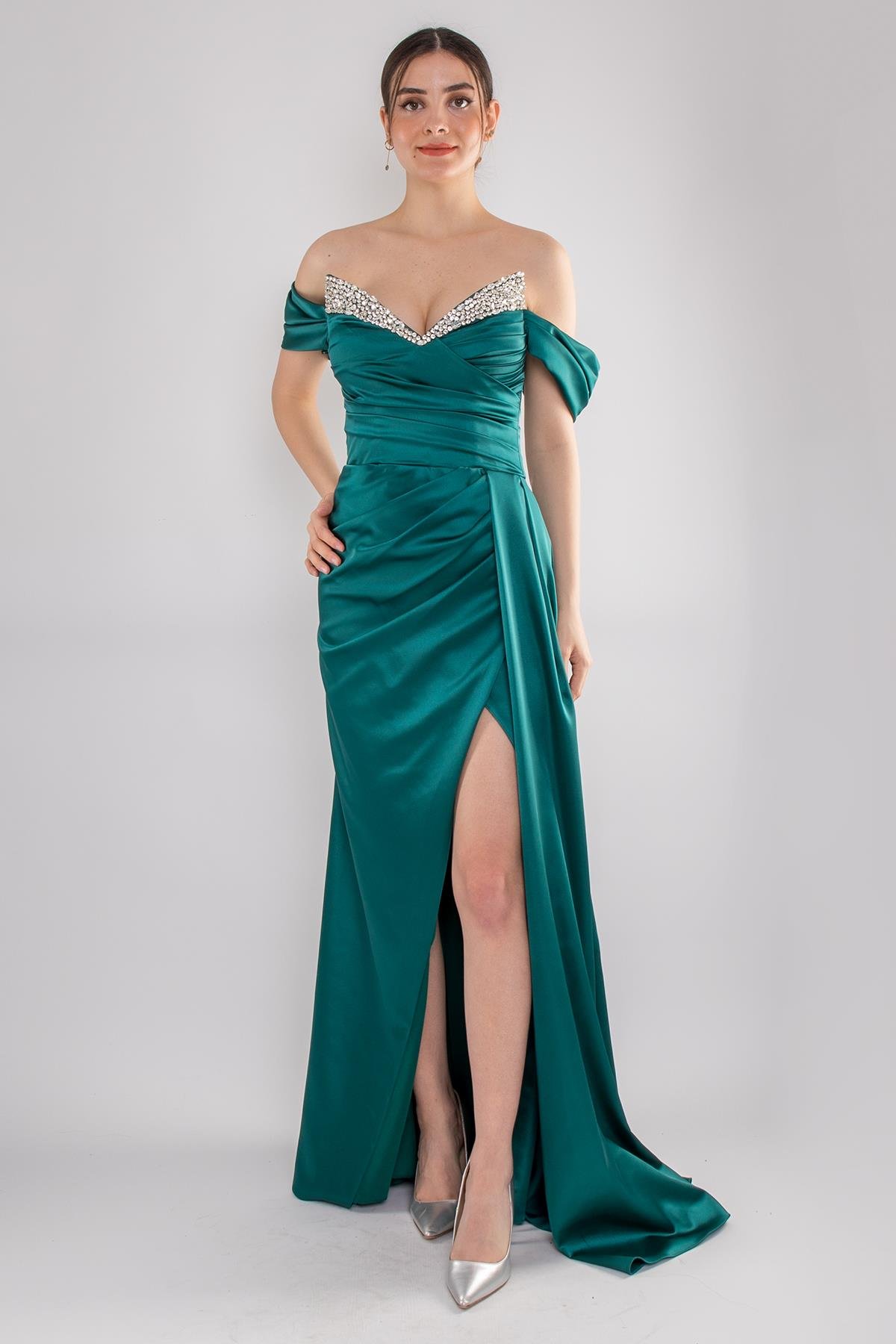 5107 Dik Yaka Göğüs Taşlı Drapeli Uzun Saten Elbise