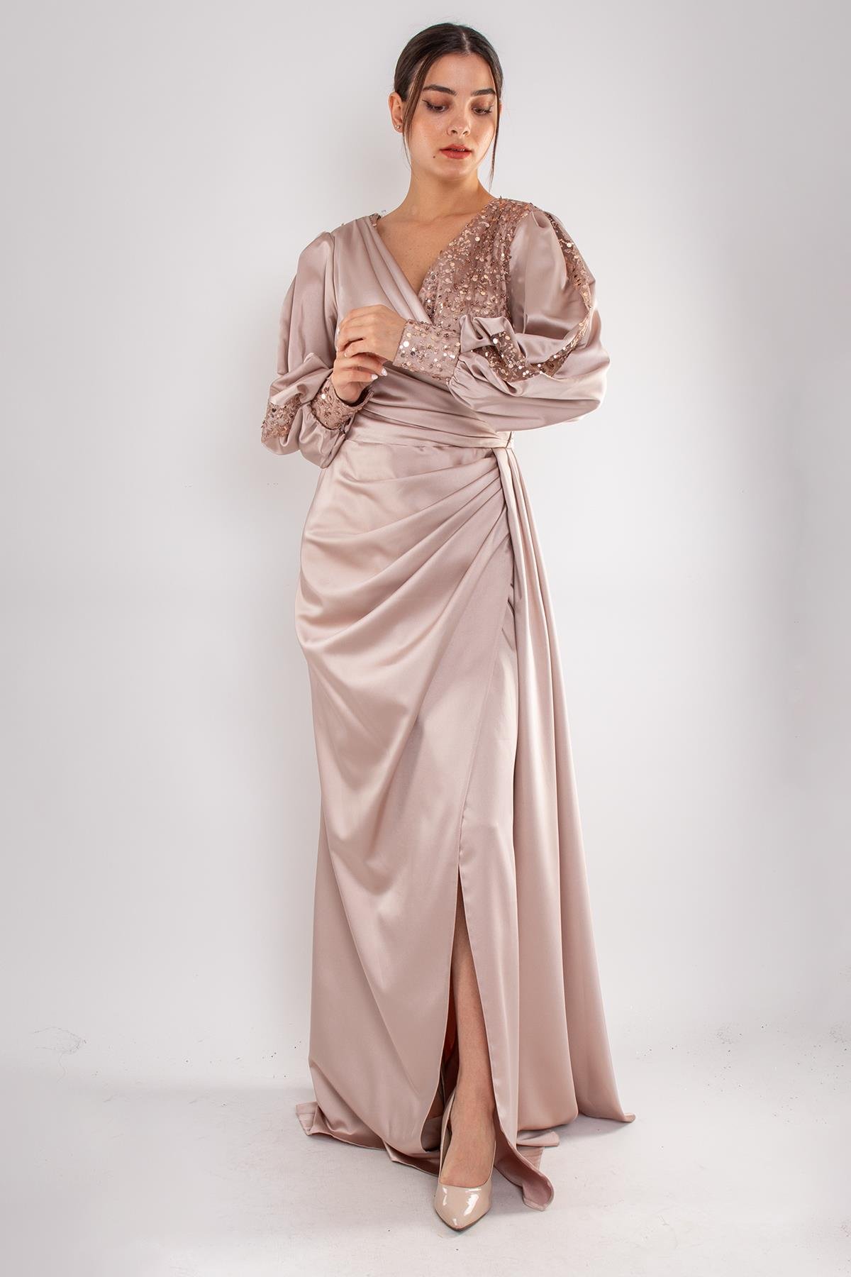 514 Kruvaze Yaka Kollu Pulpayet Detay Uzun Saten Elbise