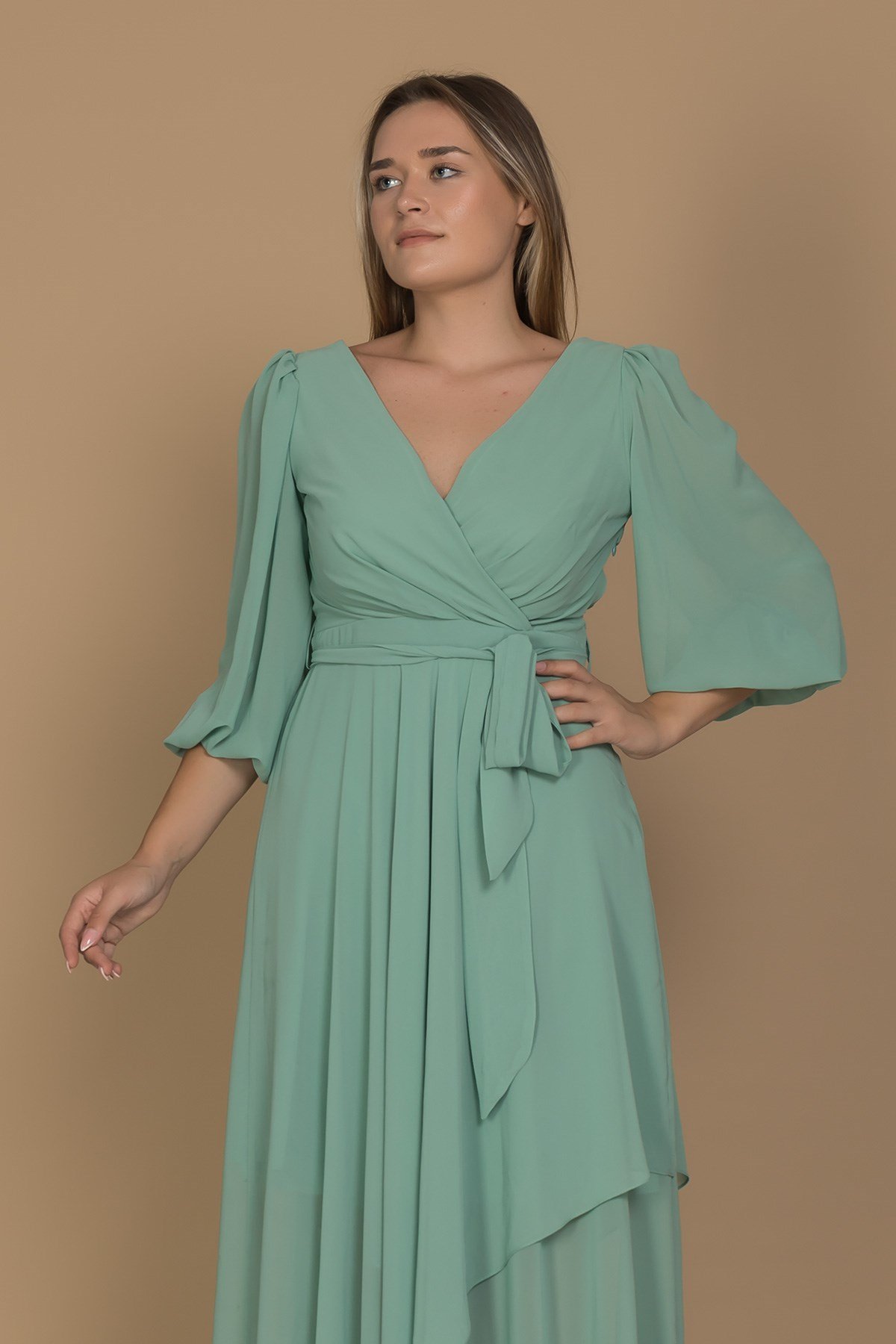 610901 Eteği Asimetrik Balon Kol Vyaka Kuşaklı Şifon Büyük Beden Kısa Elbise