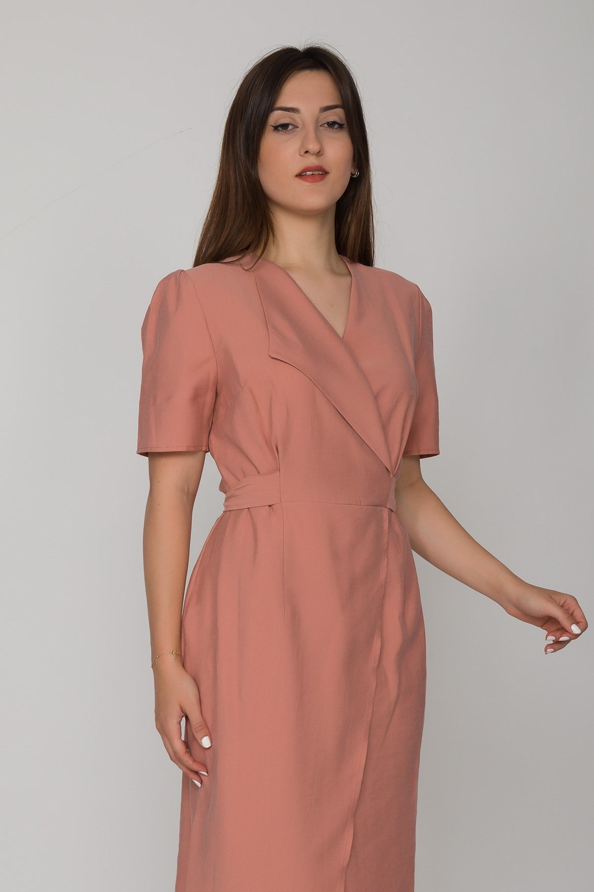 61621 Kruvaze Yaka Kuşaklı Yırtmaçlı Tencel Keten Kısa Kol Elbise