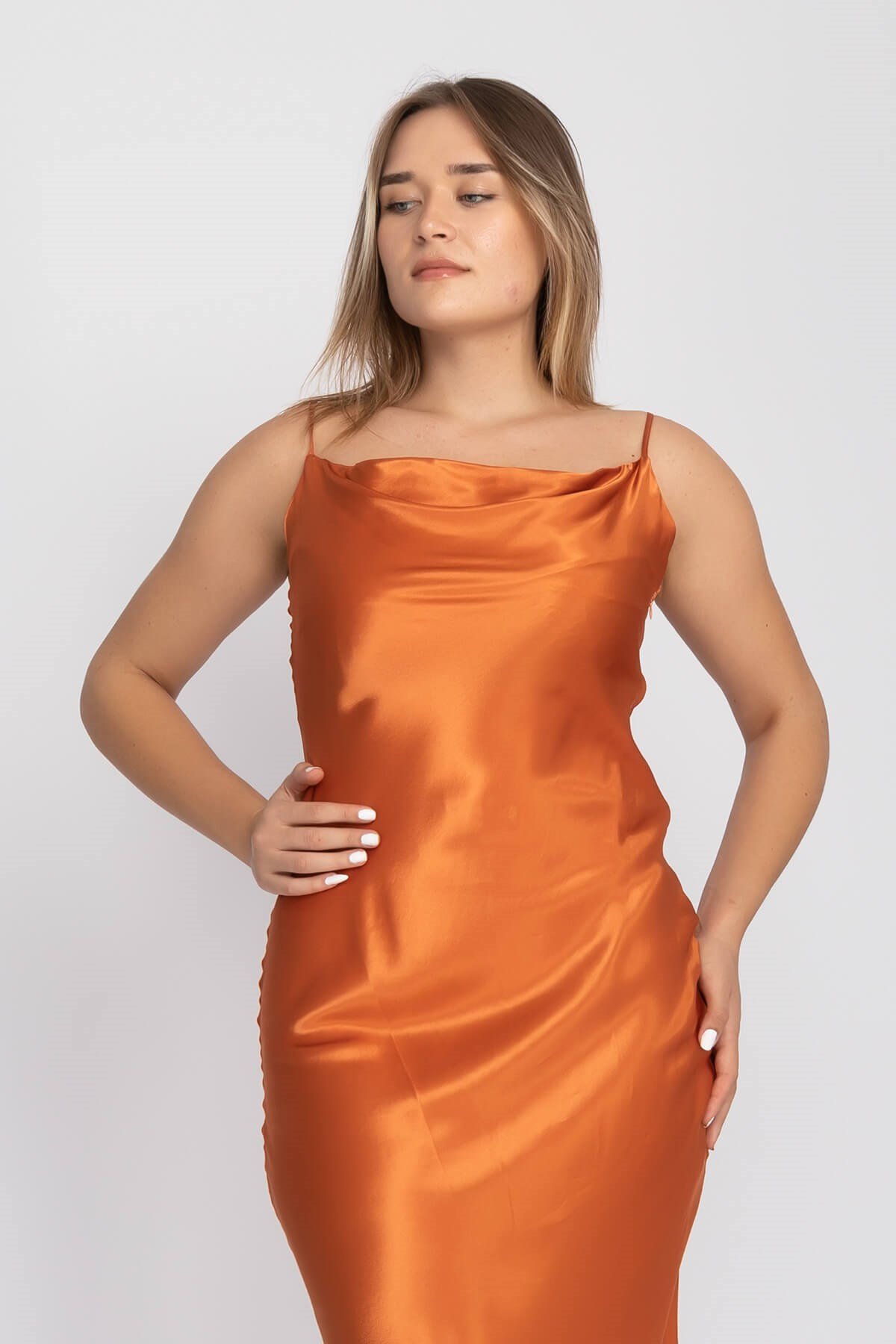 61631 Şalyaka Saten İpAskılı Uzun Elbise