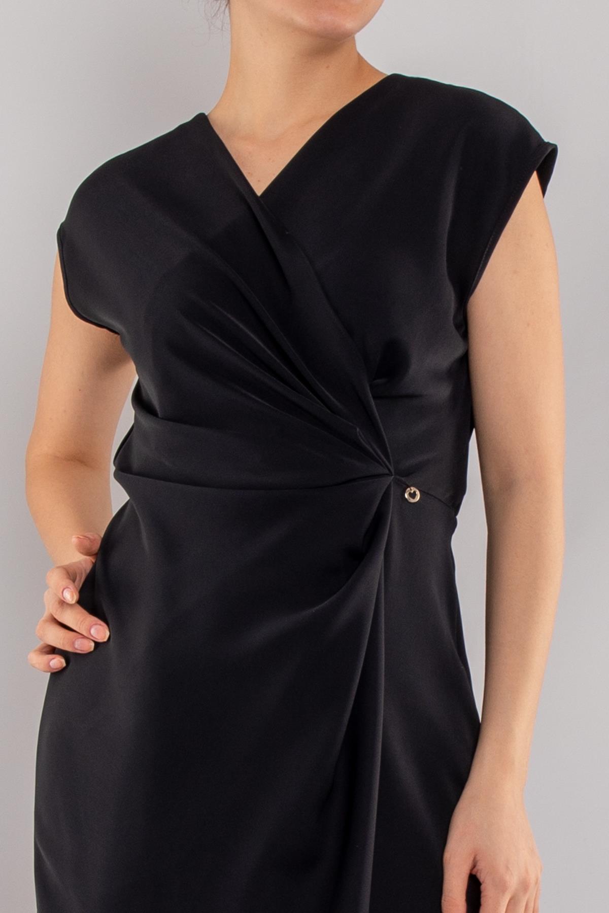 61875 Beli Lastikli Yandan Broşlu Kısa Saten Elbise