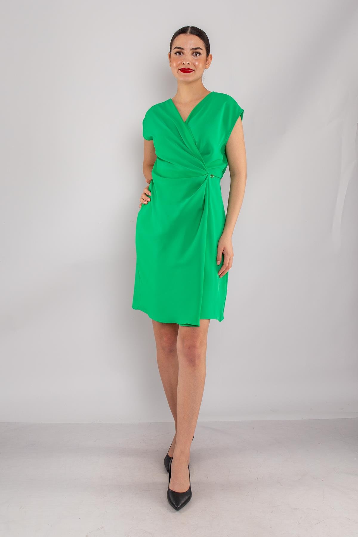 61875 Beli Lastikli Yandan Broşlu Kısa Saten Elbise