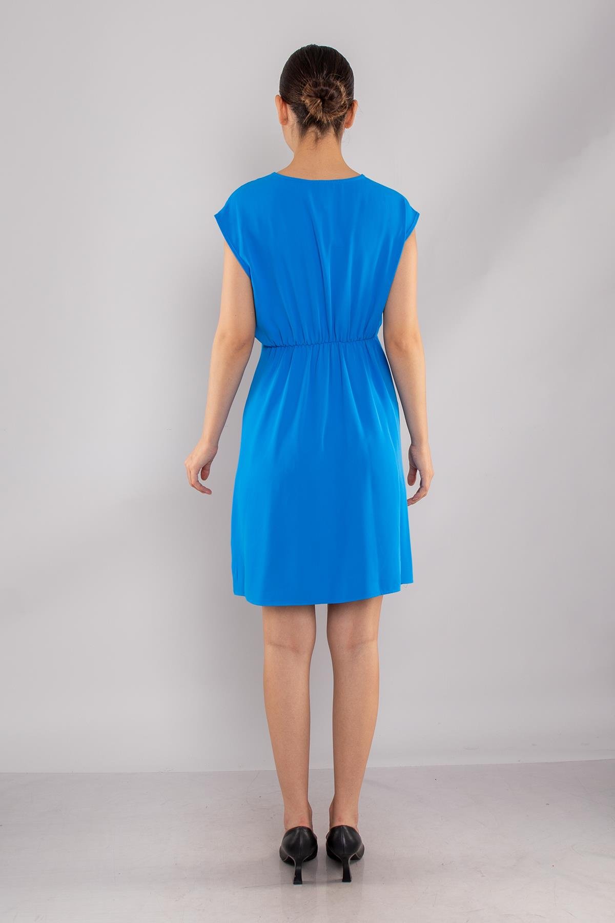 61875 Beli Lastikli Yandan Broşlu Kısa Saten Elbise