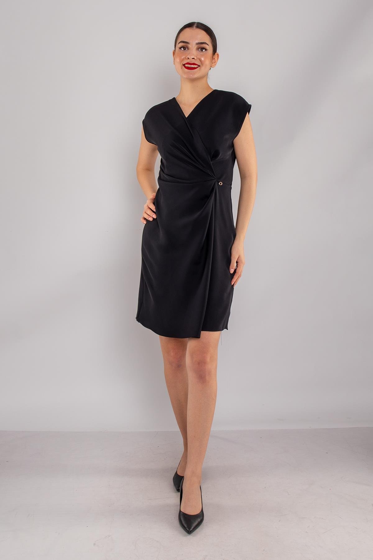 61875 Beli Lastikli Yandan Broşlu Kısa Saten Elbise