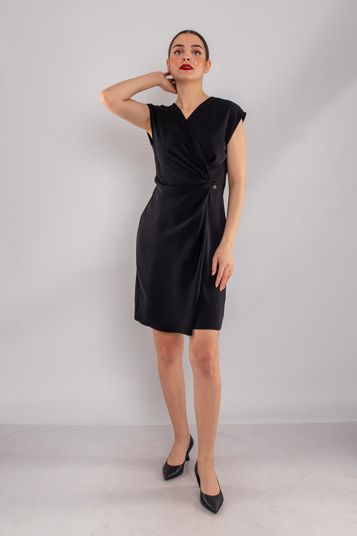 61875 Beli Lastikli Yandan Broşlu Kısa Saten Elbise