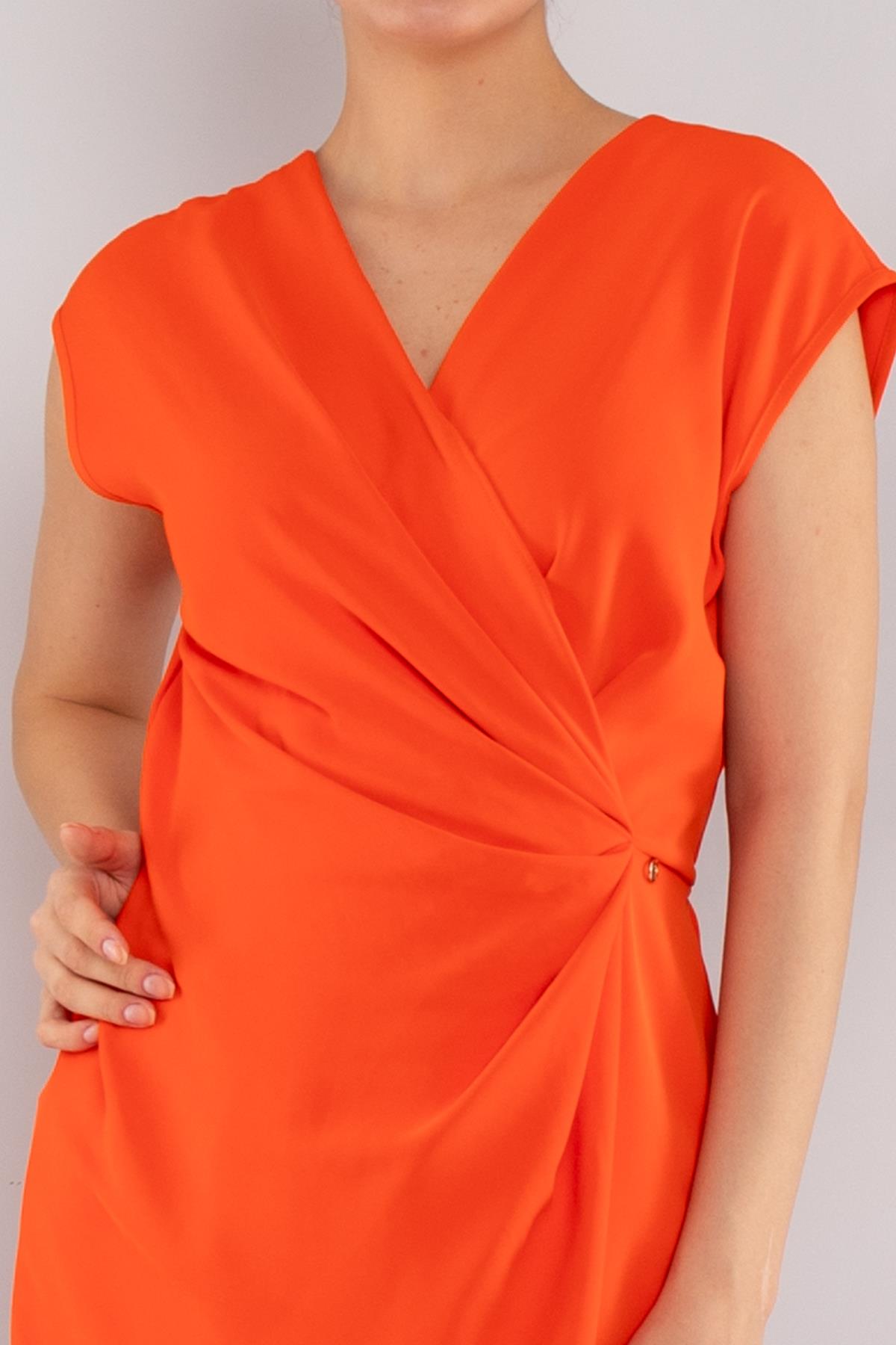 61875 Beli Lastikli Yandan Broşlu Kısa Saten Elbise