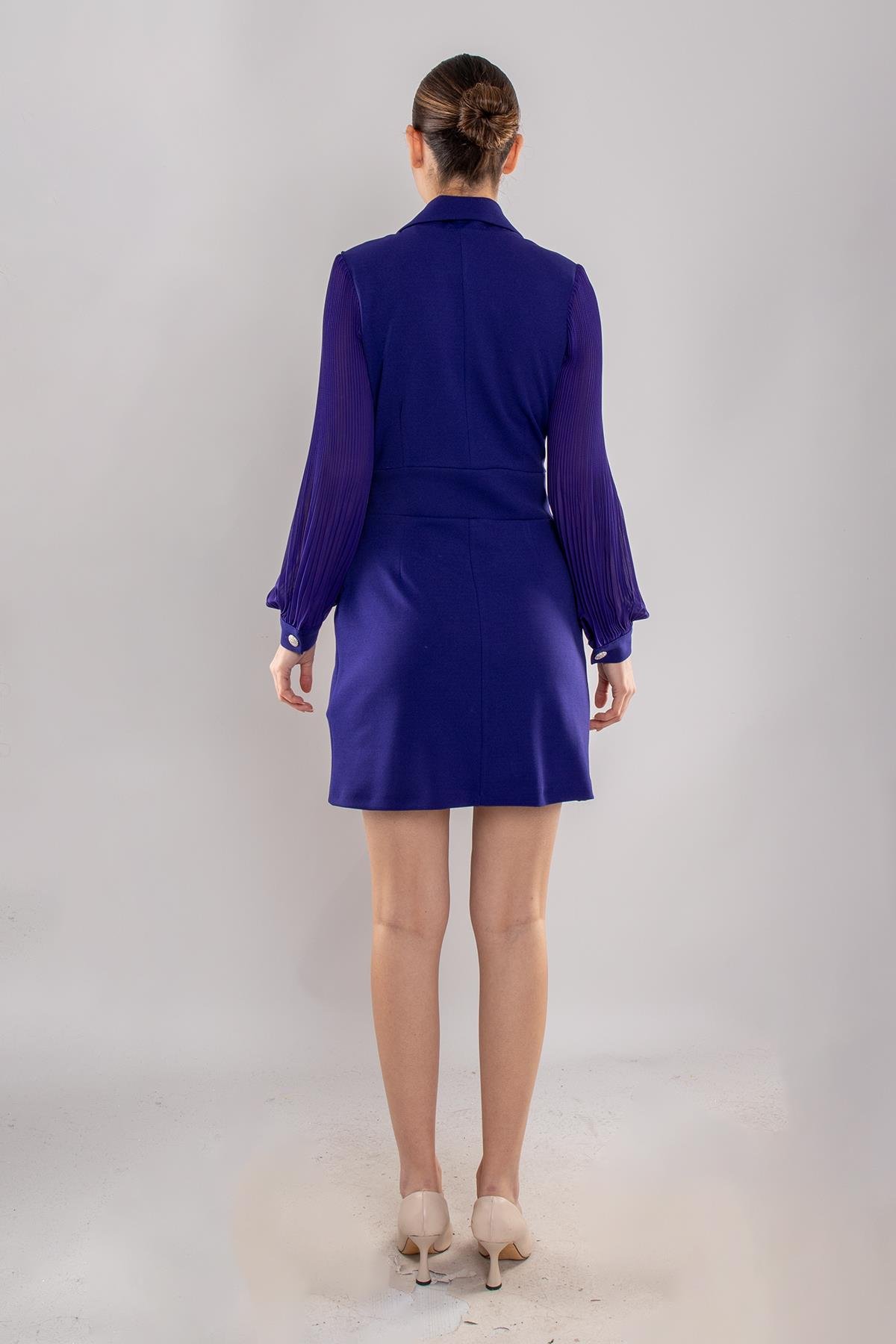 61891 Pilise Kol Kruvaze Yaka Broş Detay Kapaklı Kısa Krep Elbise